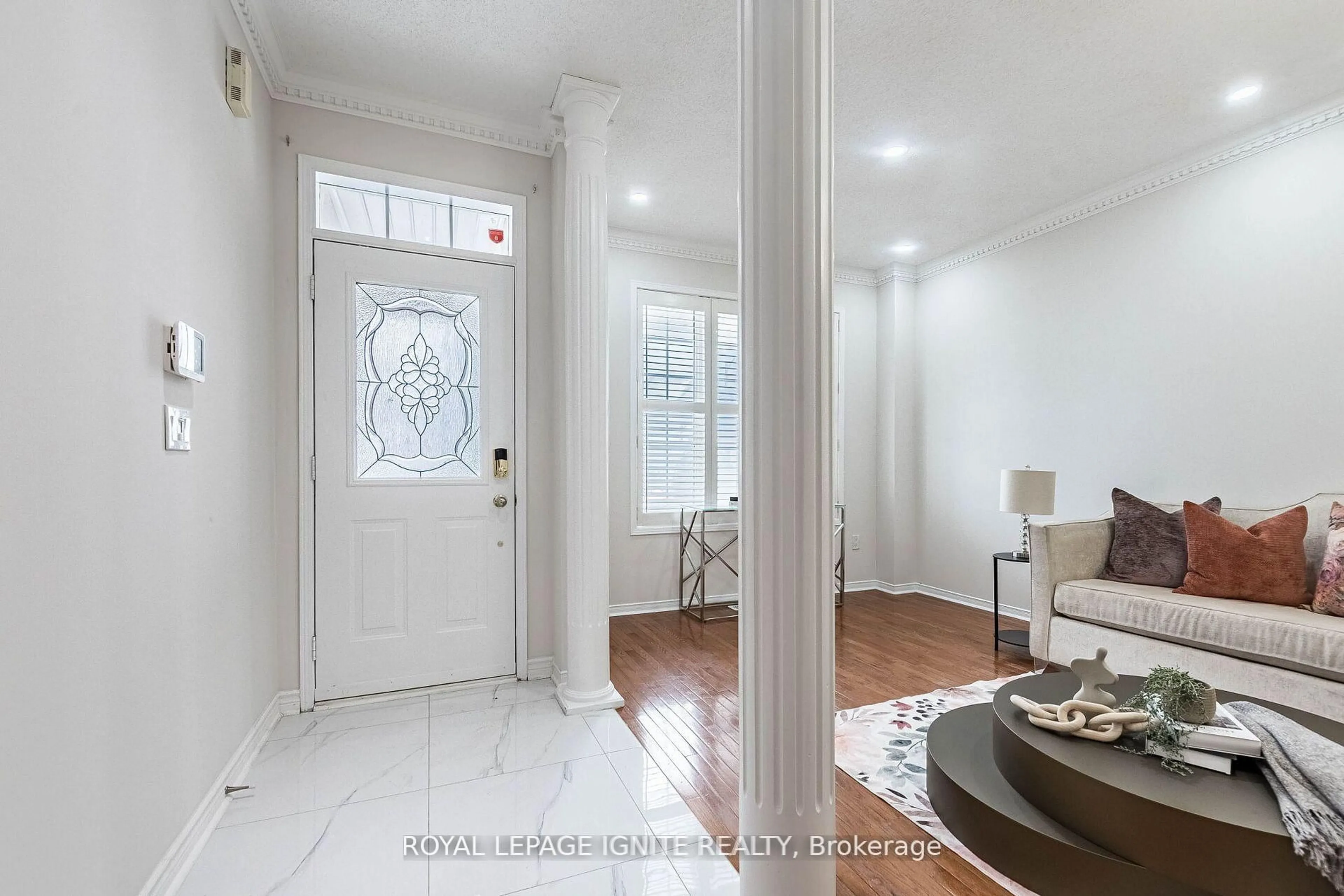 Indoor entryway for 321 Queen Mary Dr, Brampton Ontario L7A 3S6