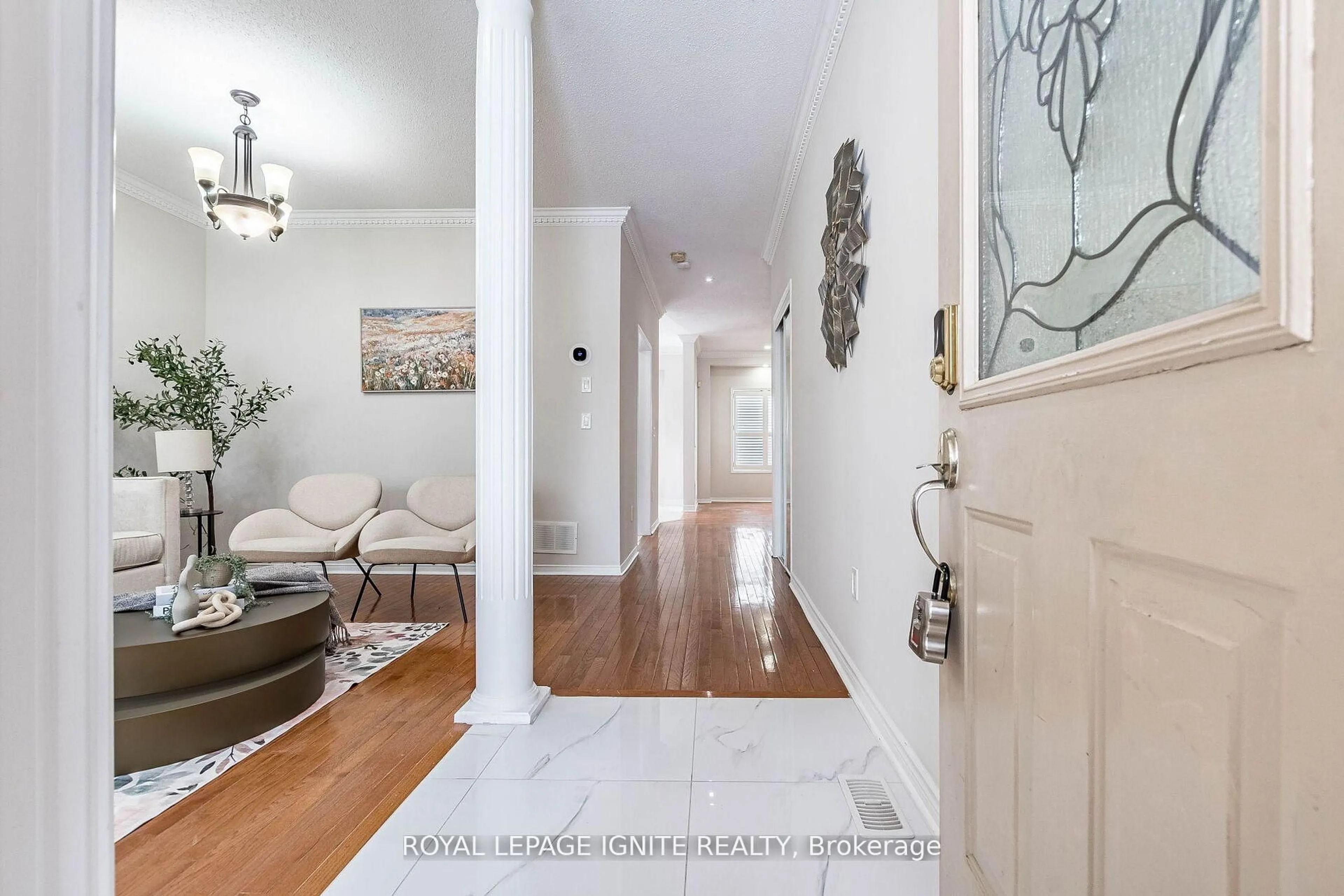 Indoor entryway for 321 Queen Mary Dr, Brampton Ontario L7A 3S6