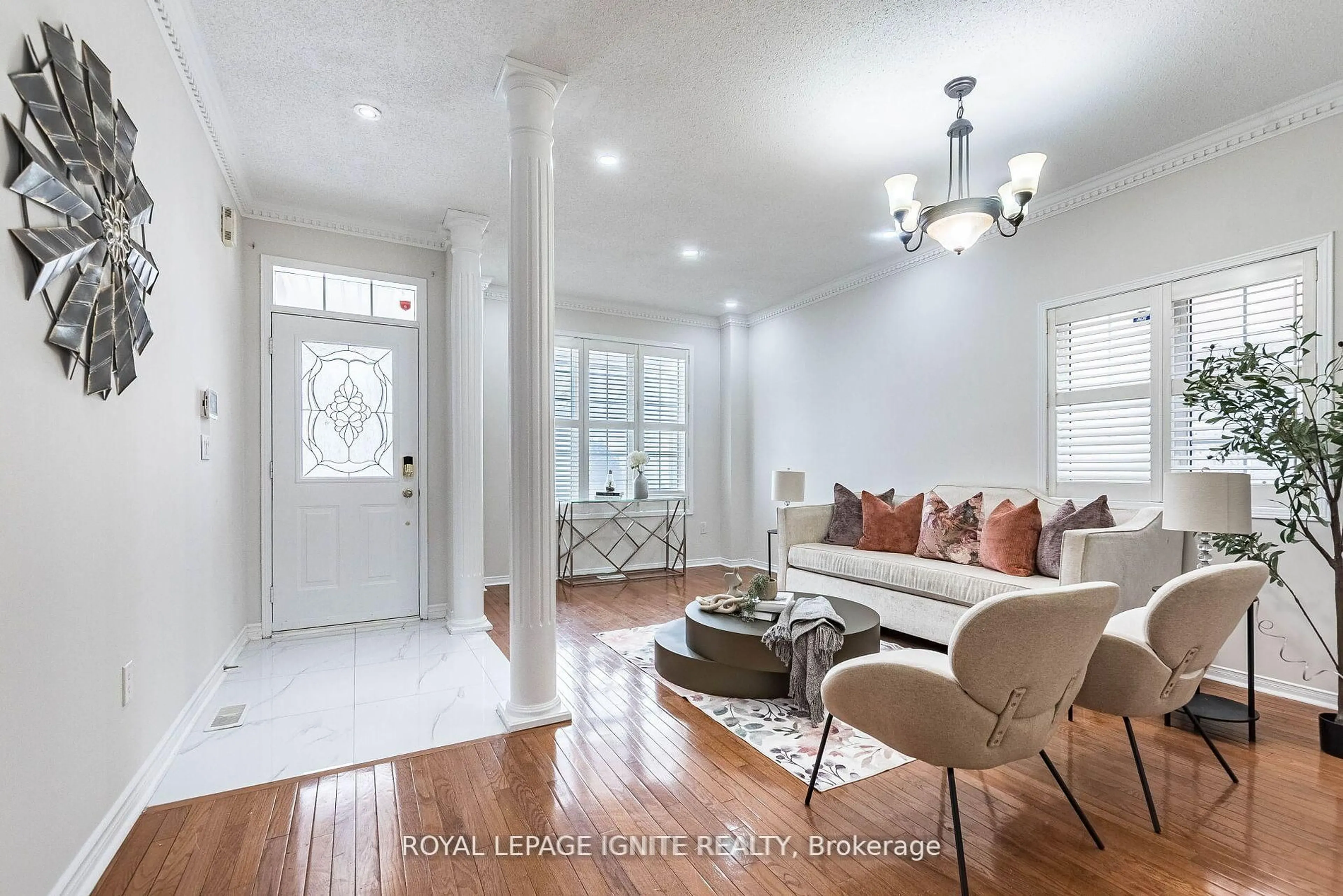 Indoor entryway for 321 Queen Mary Dr, Brampton Ontario L7A 3S6