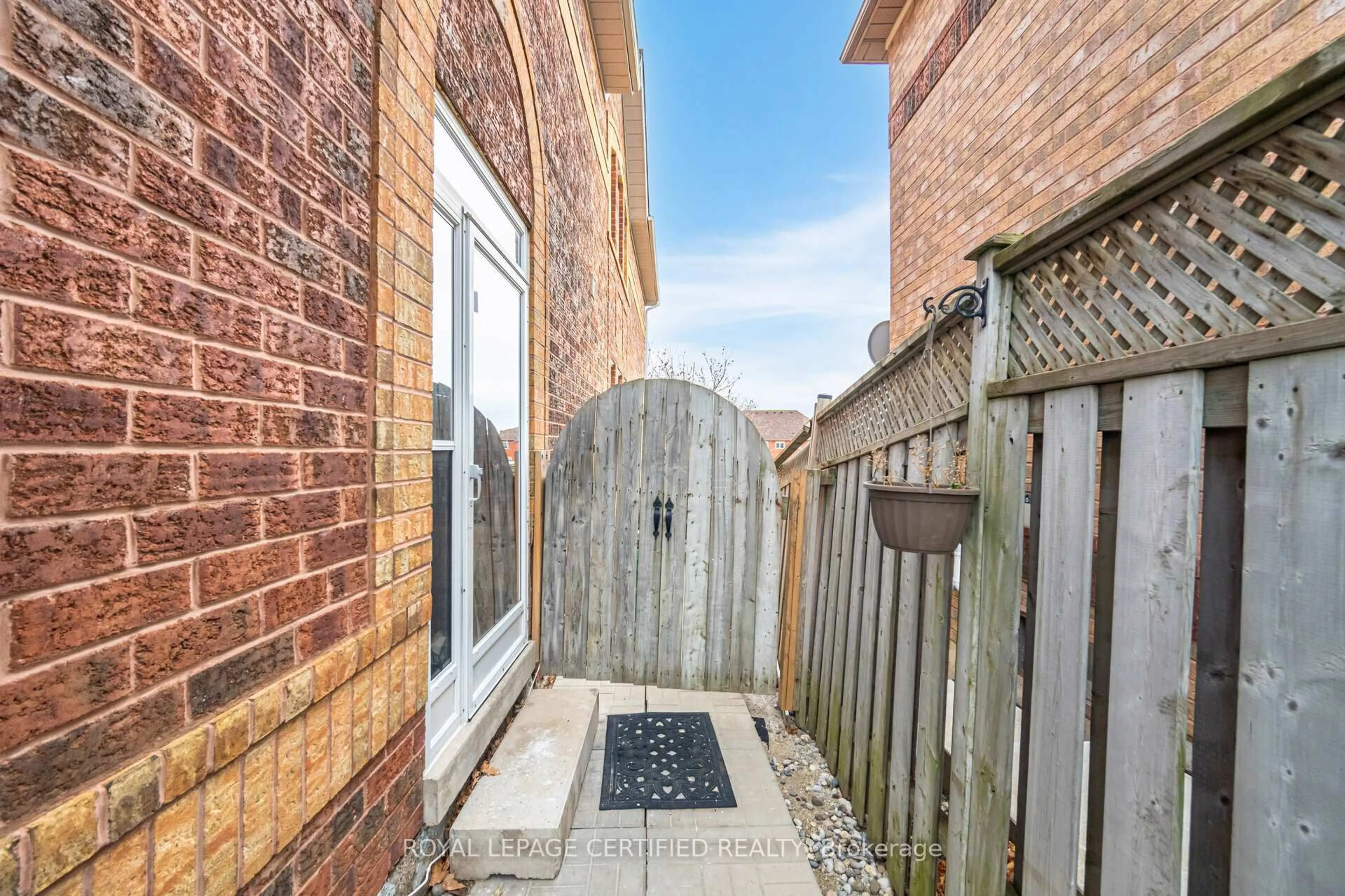 A pic from outside/outdoor area/front of a property/back of a property/a pic from drone, street for 6975 Glory Crt, Mississauga Ontario L5N 7E2