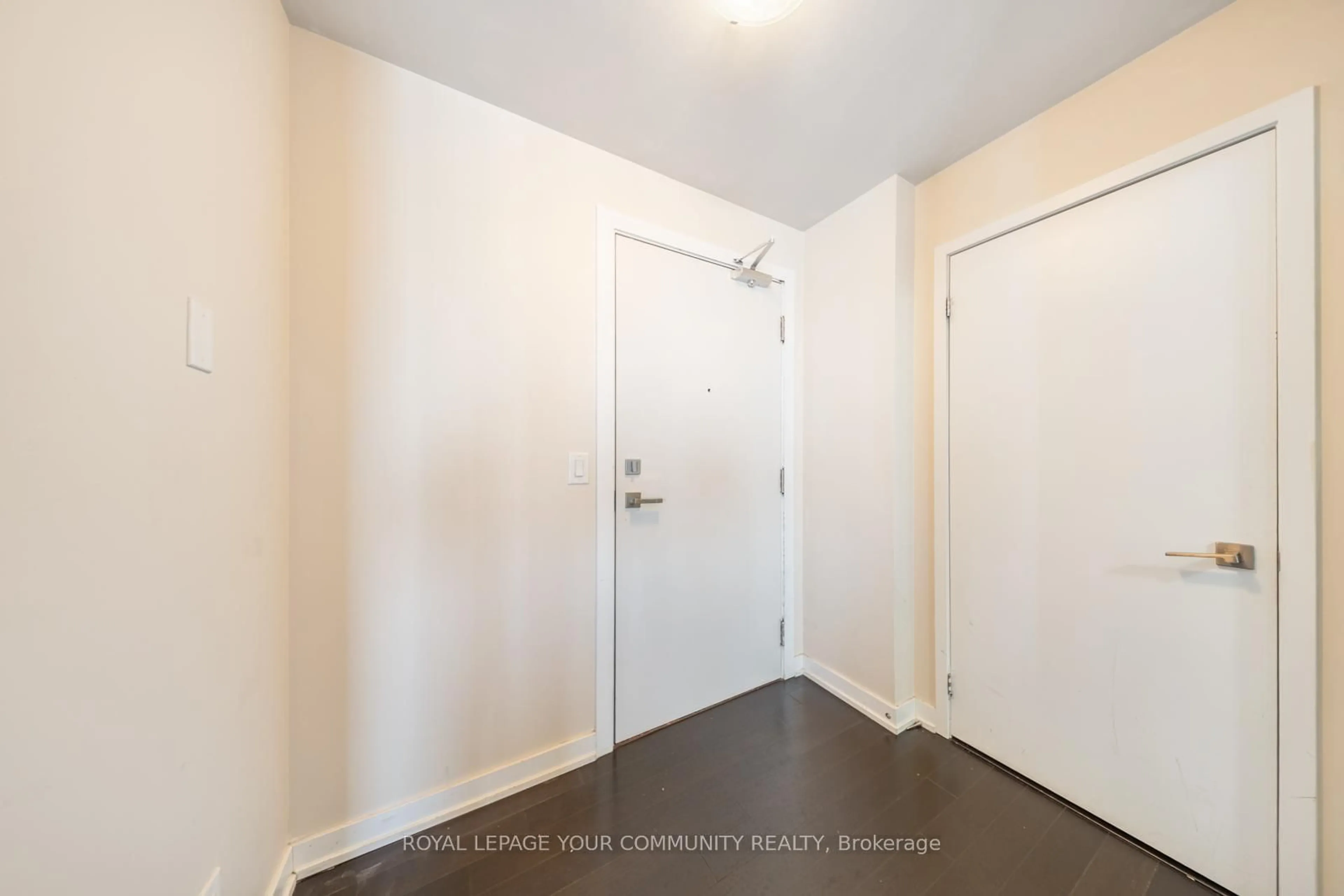 Indoor entryway for 510 Curran Pl #3209, Mississauga Ontario L5B 0J8