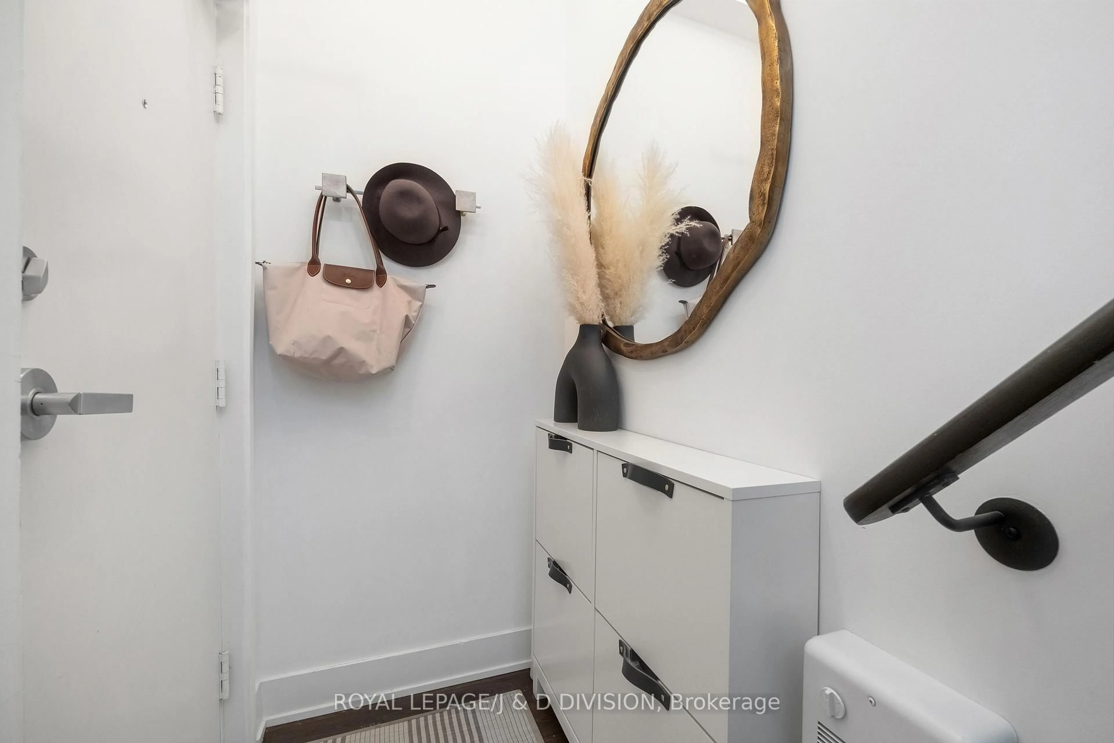 Indoor entryway for 1110 Briar Hill Ave #301, Toronto Ontario M6B 0A9