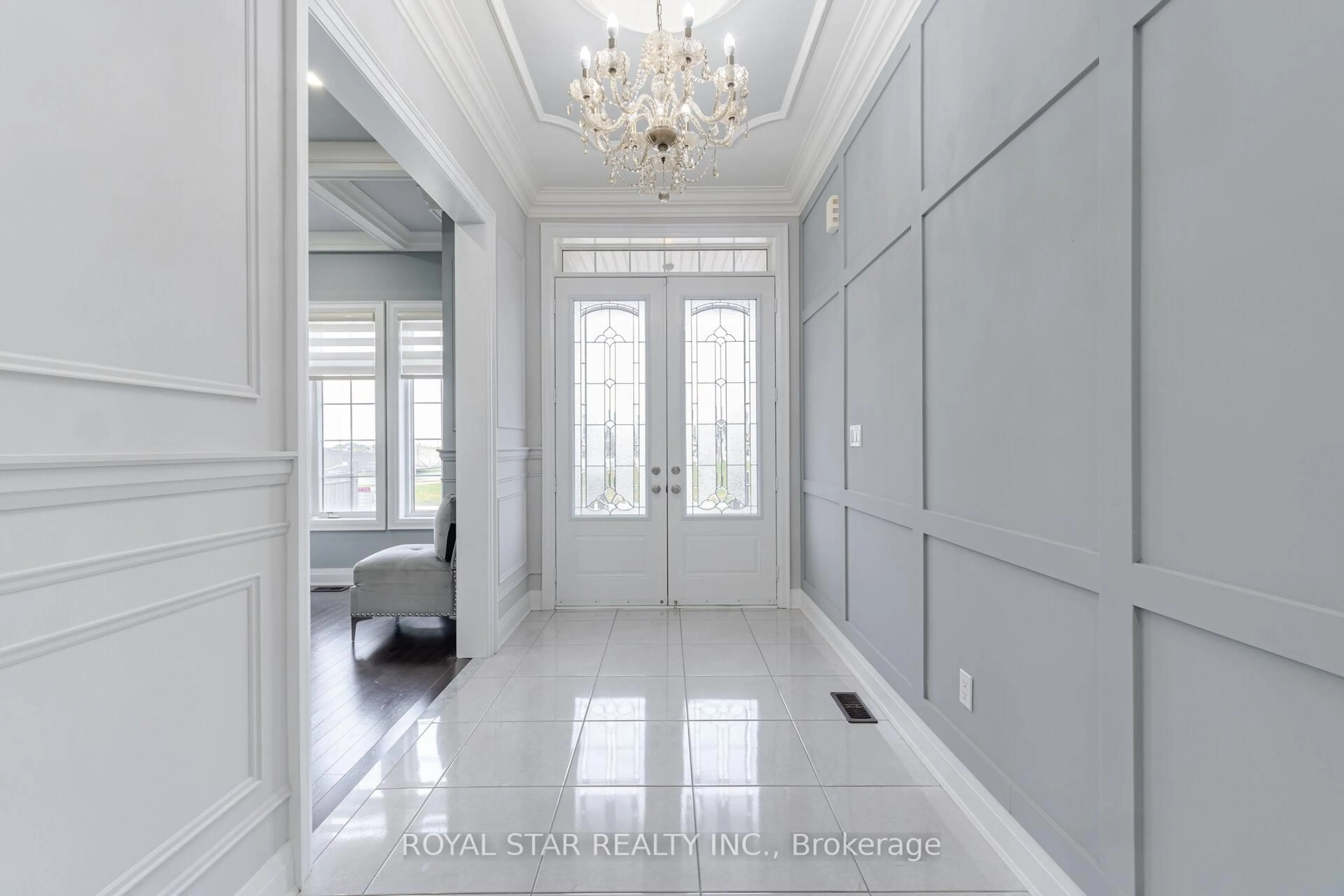 Indoor foyer for 4 Cloncurry St, Brampton Ontario L6P 4G3