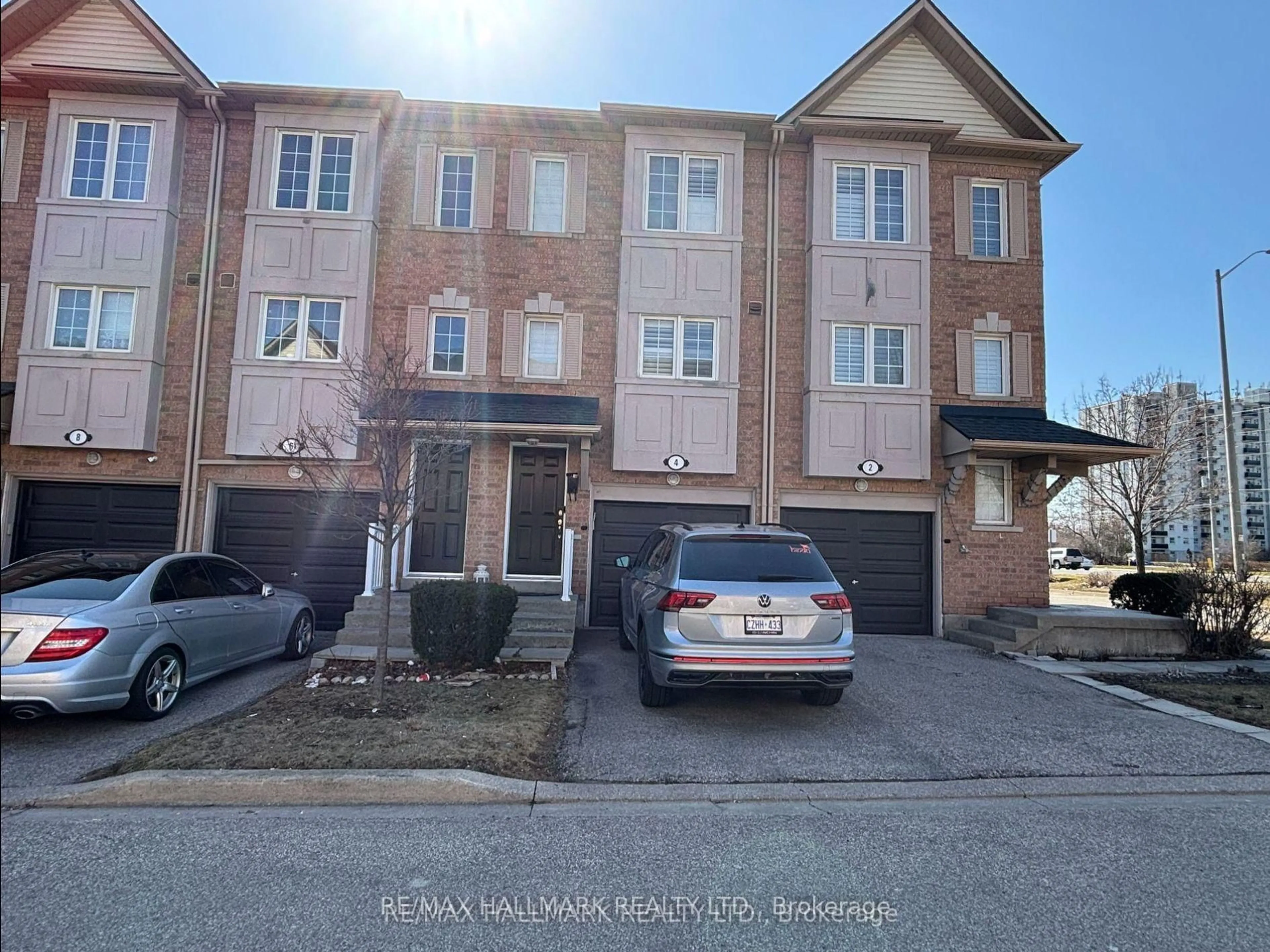 A pic from outside/outdoor area/front of a property/back of a property/a pic from drone, street for 1128 Dundas St #4, Mississauga Ontario L5C 1E1