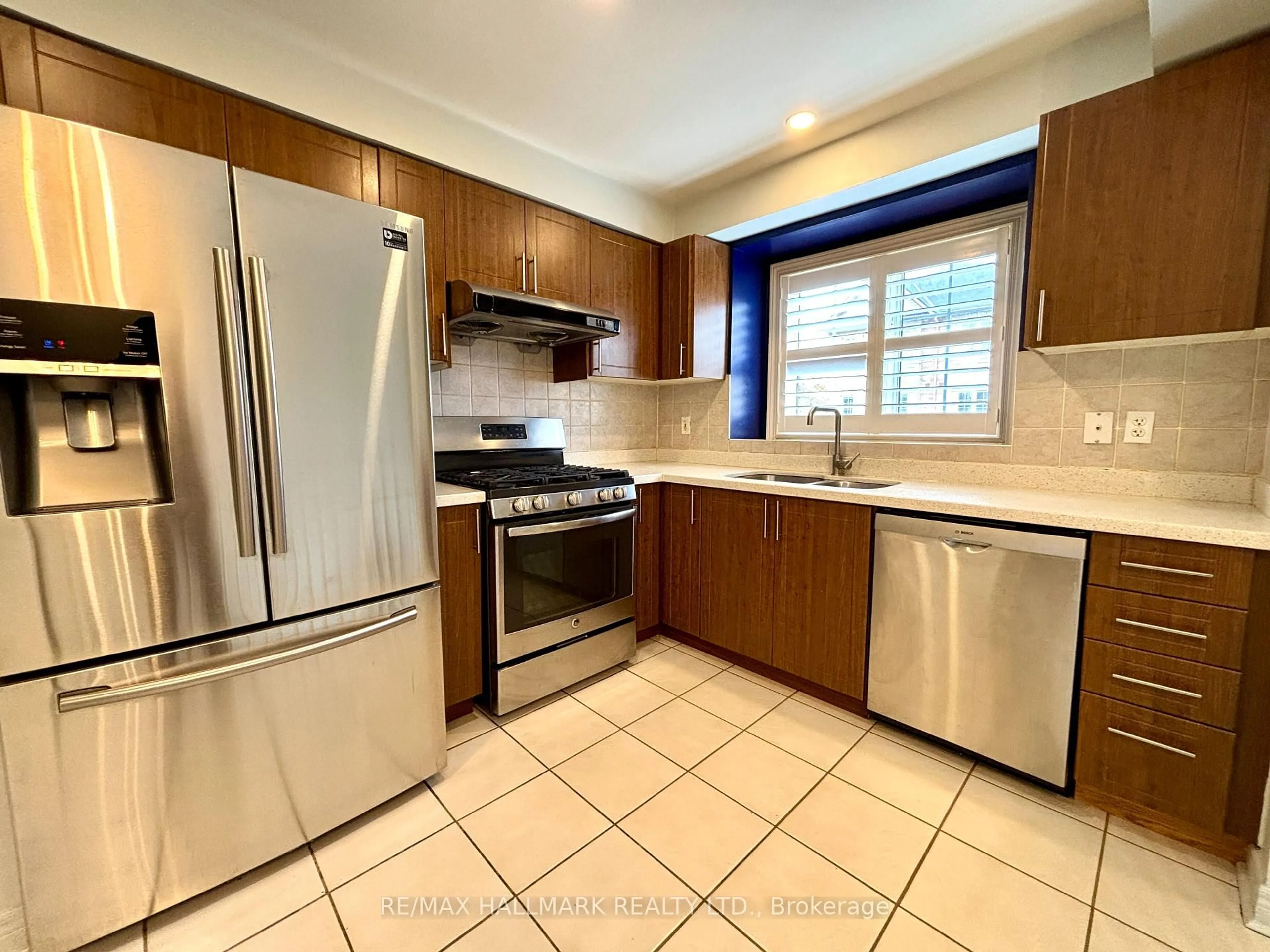 Standard kitchen, ceramic/tile floor for 1128 Dundas St #4, Mississauga Ontario L5C 1E1