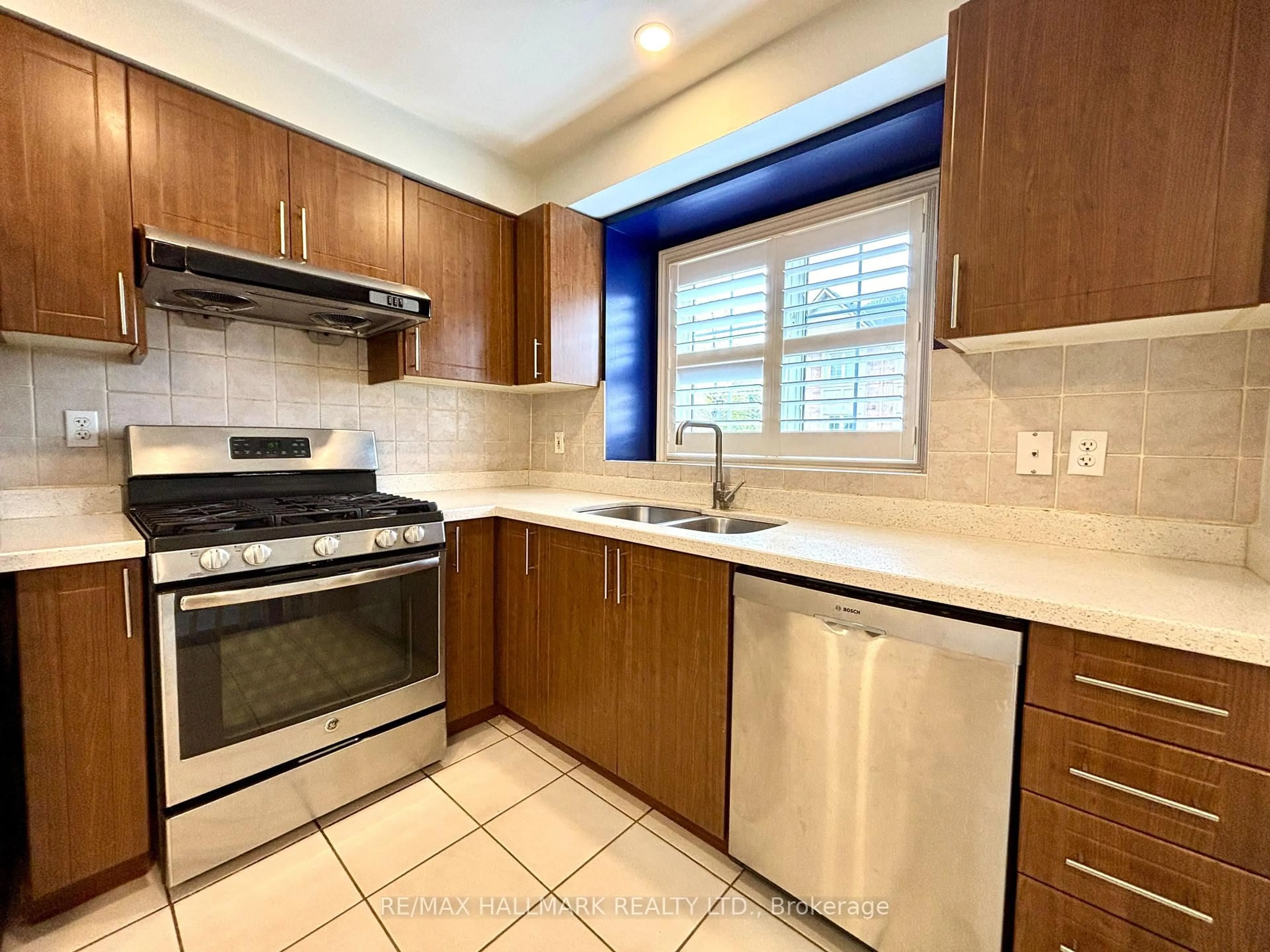 Standard kitchen, ceramic/tile floor for 1128 Dundas St #4, Mississauga Ontario L5C 1E1