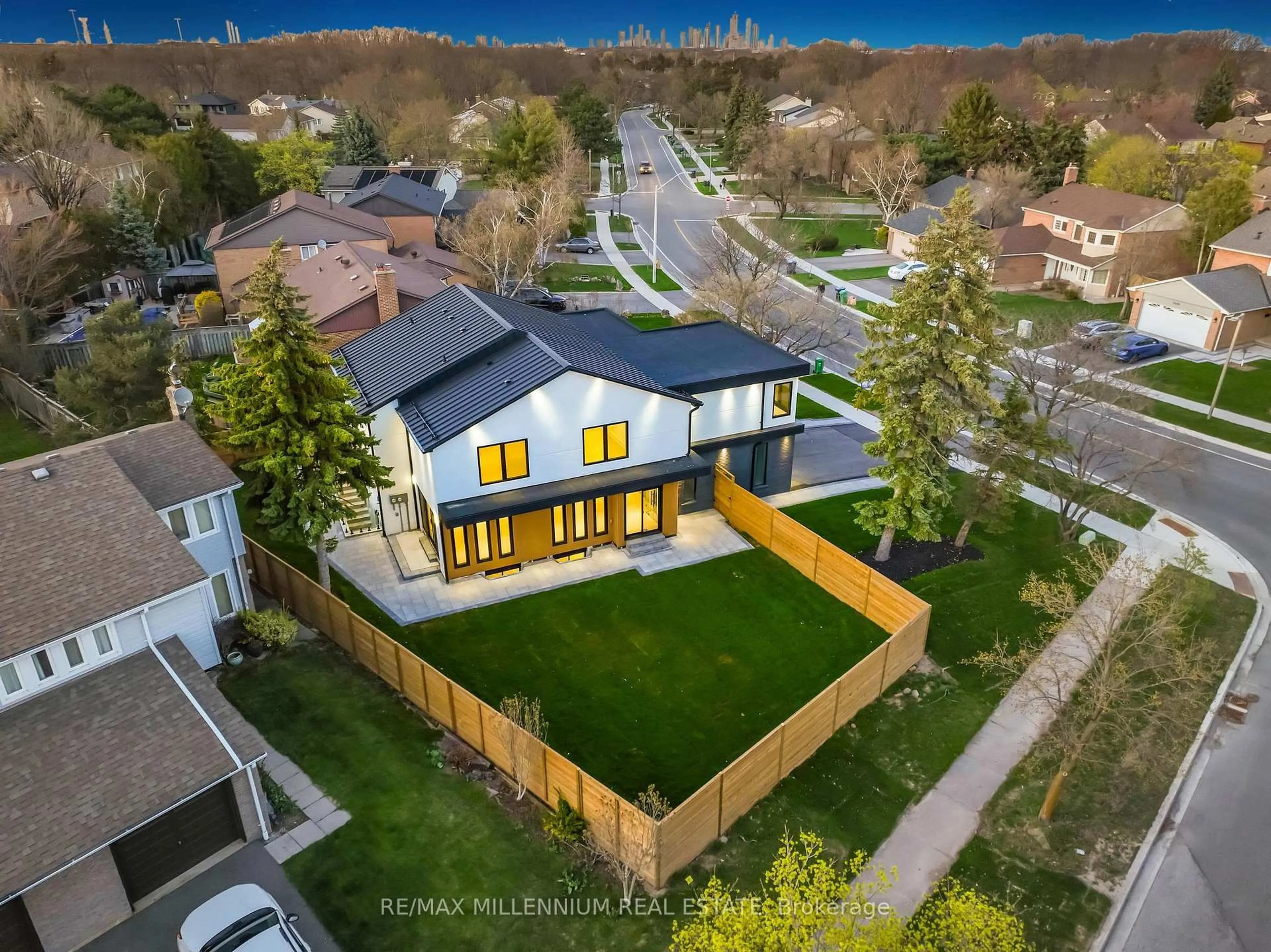 A pic from outside/outdoor area/front of a property/back of a property/a pic from drone, street for 2893 Folkway Dr, Mississauga Ontario L5L 2H2