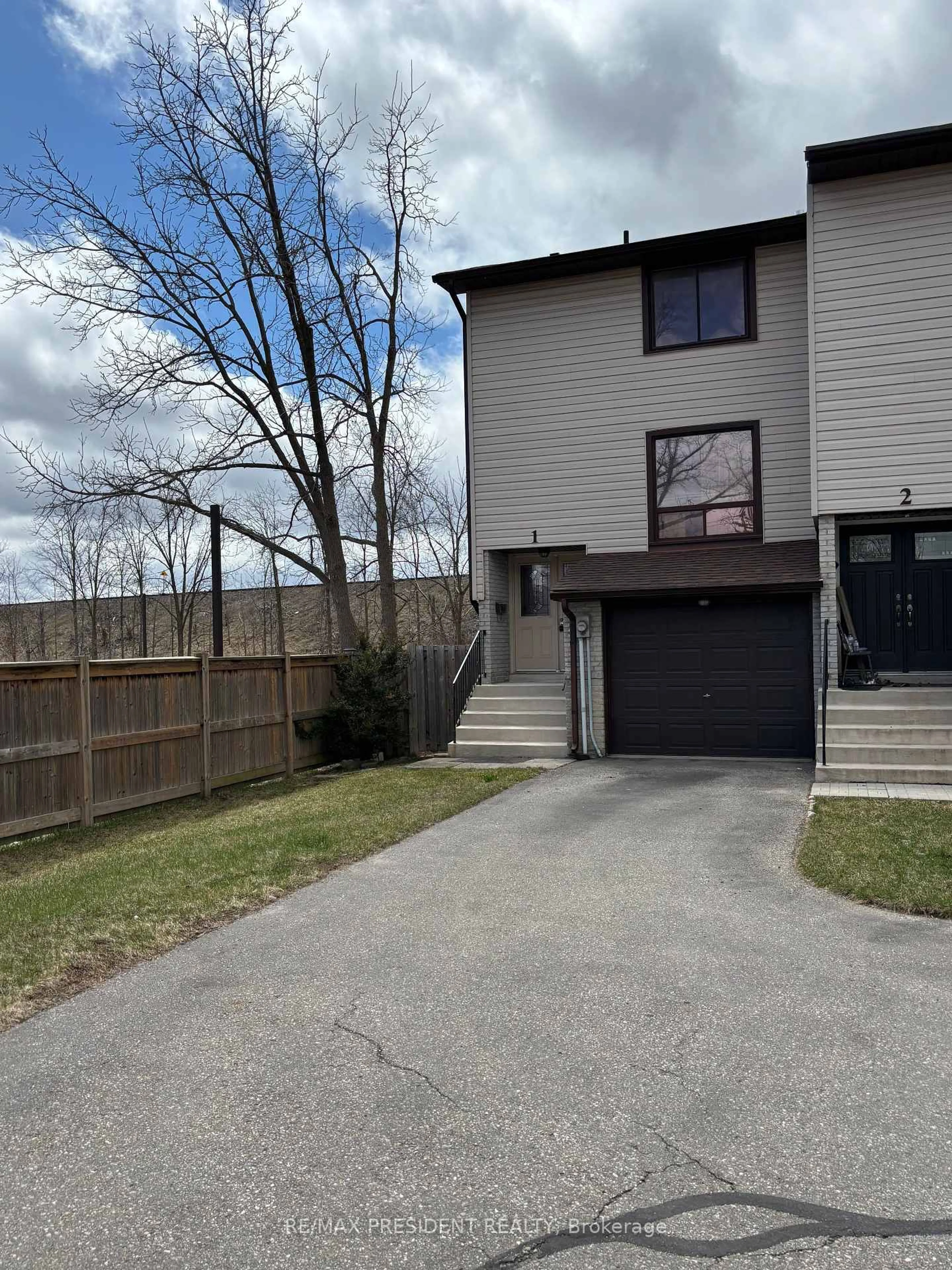 A pic from outside/outdoor area/front of a property/back of a property/a pic from drone, street for 64 Bronte St #1, Milton Ontario L9T 1Y8