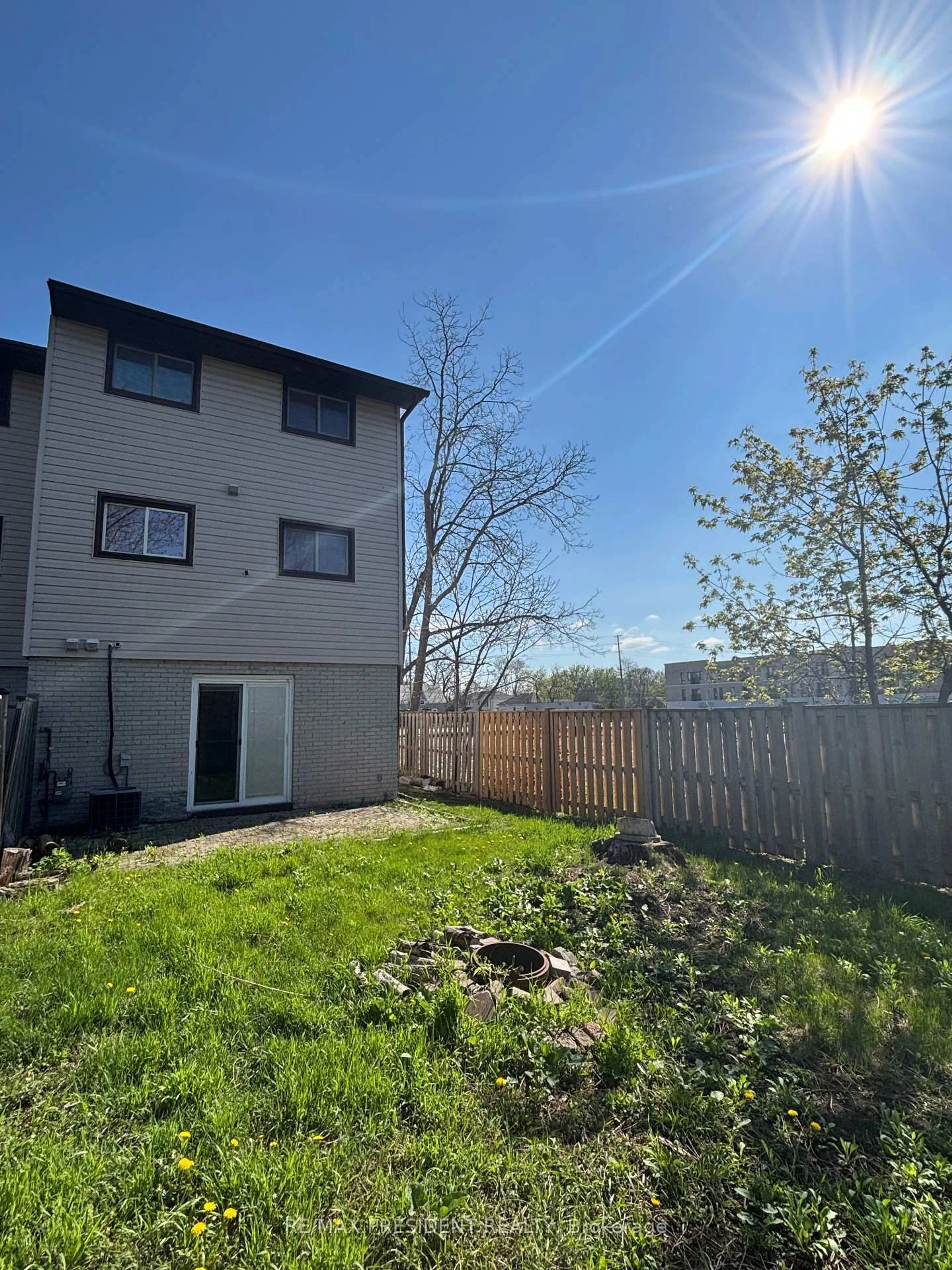 A pic from outside/outdoor area/front of a property/back of a property/a pic from drone, unknown for 64 Bronte St #1, Milton Ontario L9T 1Y8