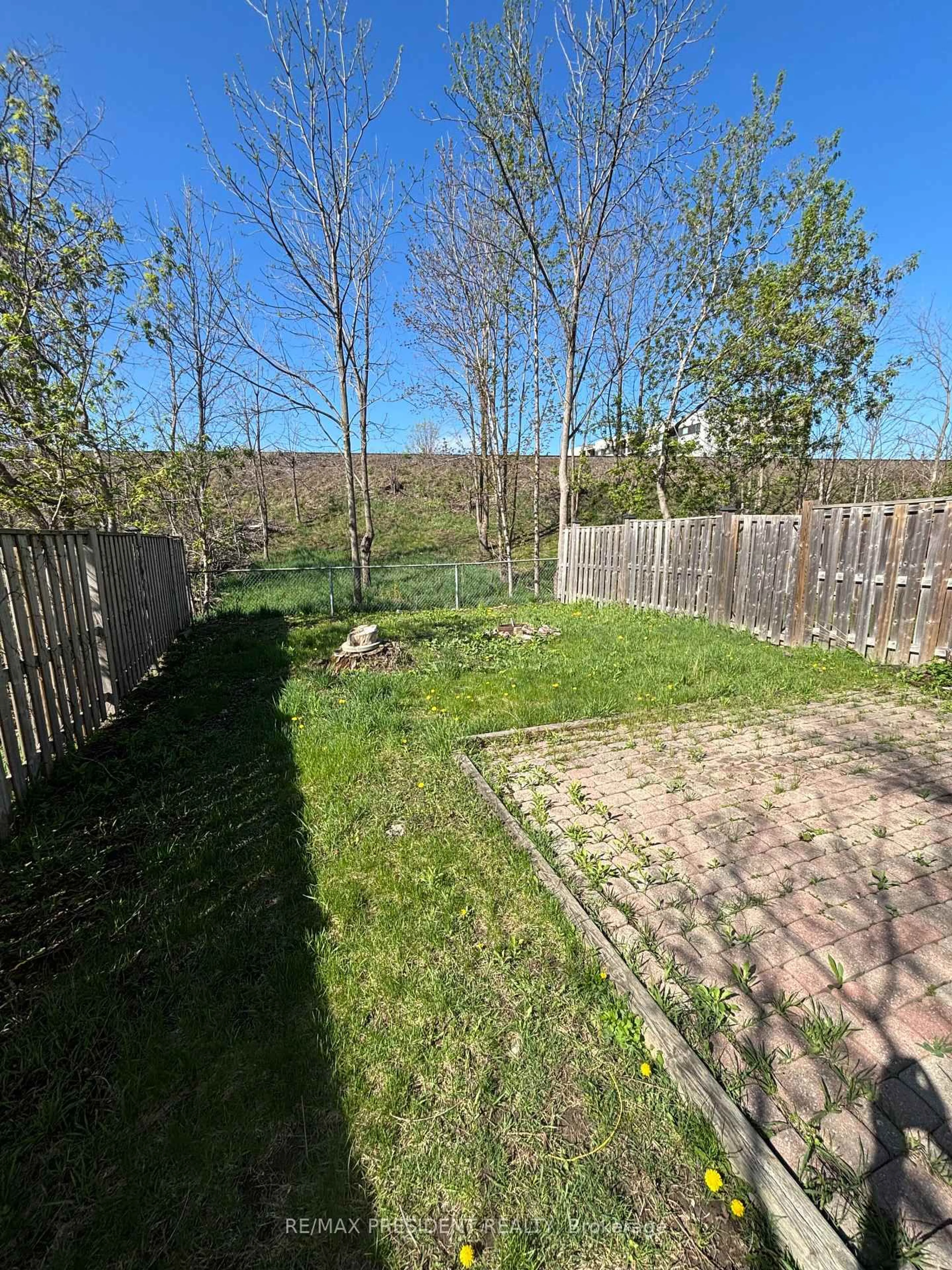 A pic from outside/outdoor area/front of a property/back of a property/a pic from drone, forest/trees view for 64 Bronte St #1, Milton Ontario L9T 1Y8