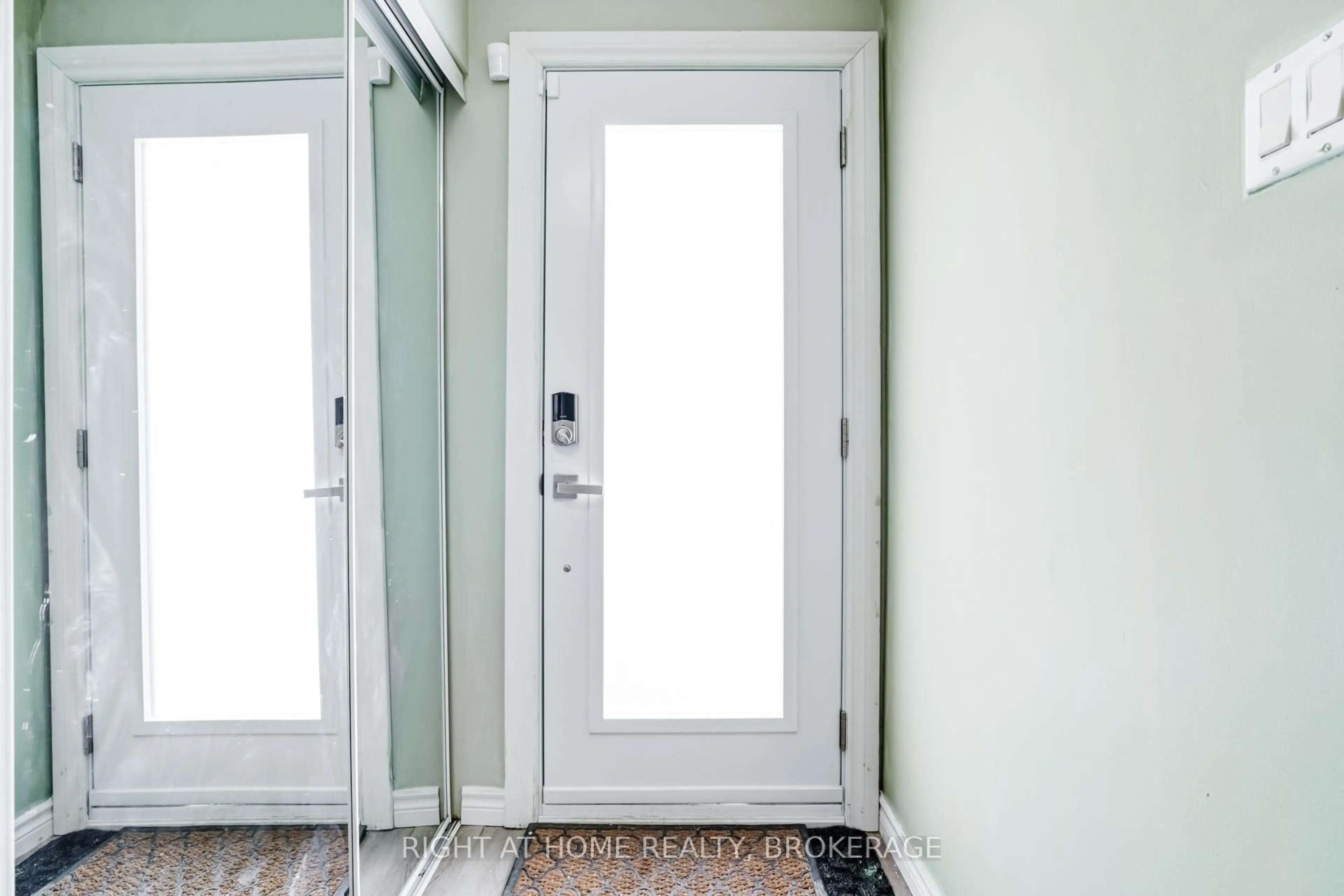 Indoor entryway for 703 Briar Cres, Milton Ontario L9T 3Z7