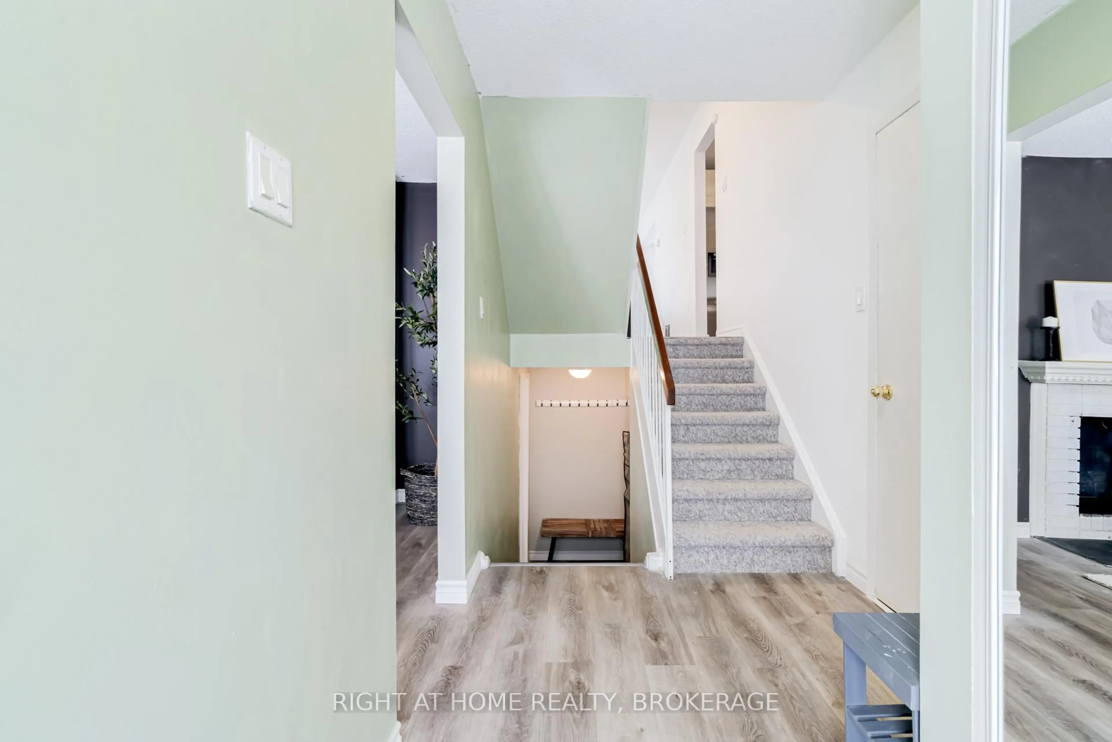 Indoor entryway for 703 Briar Cres, Milton Ontario L9T 3Z7