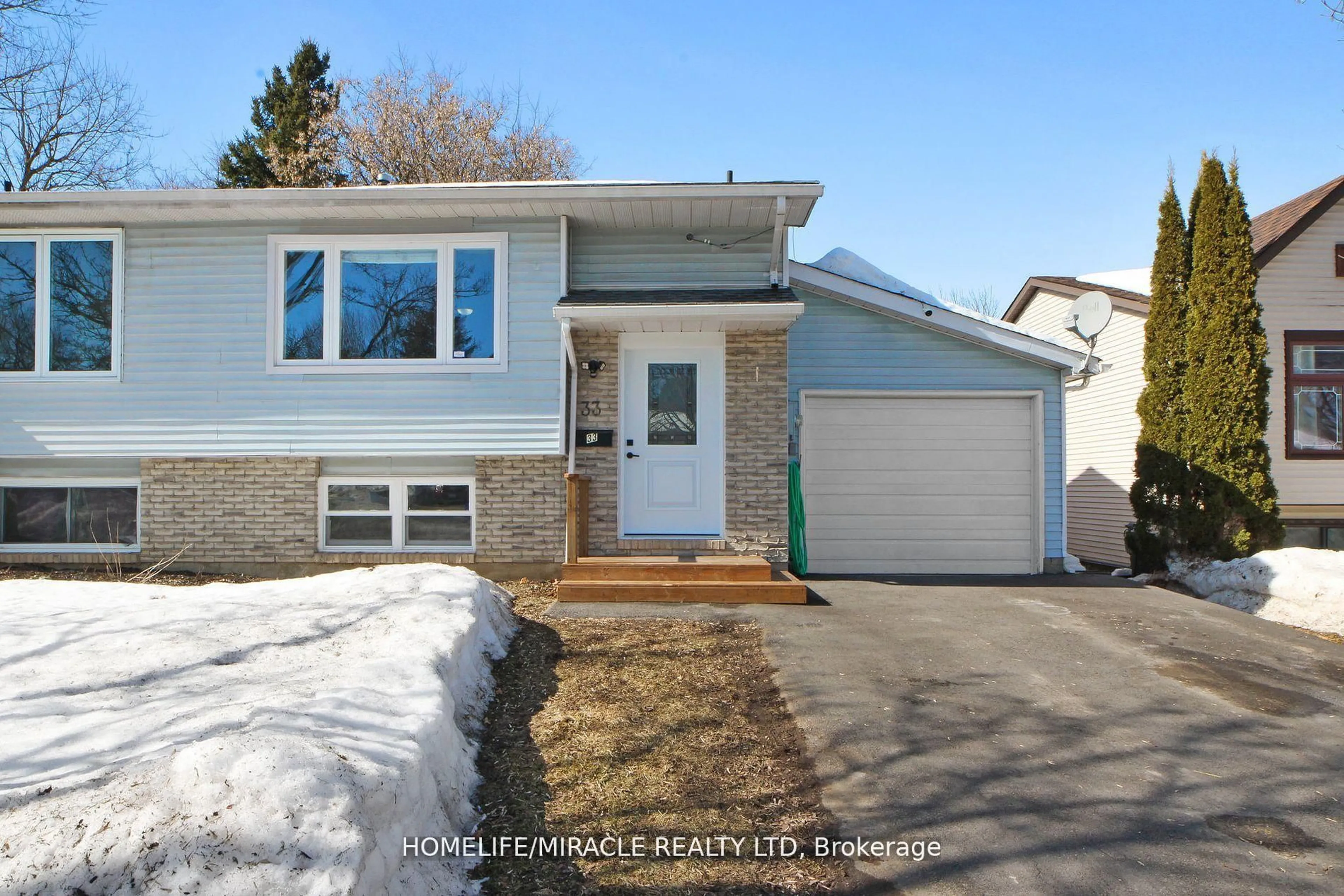 Home with vinyl exterior material, street for 33 Quarry Dr, Orangeville Ontario L9W 3S6