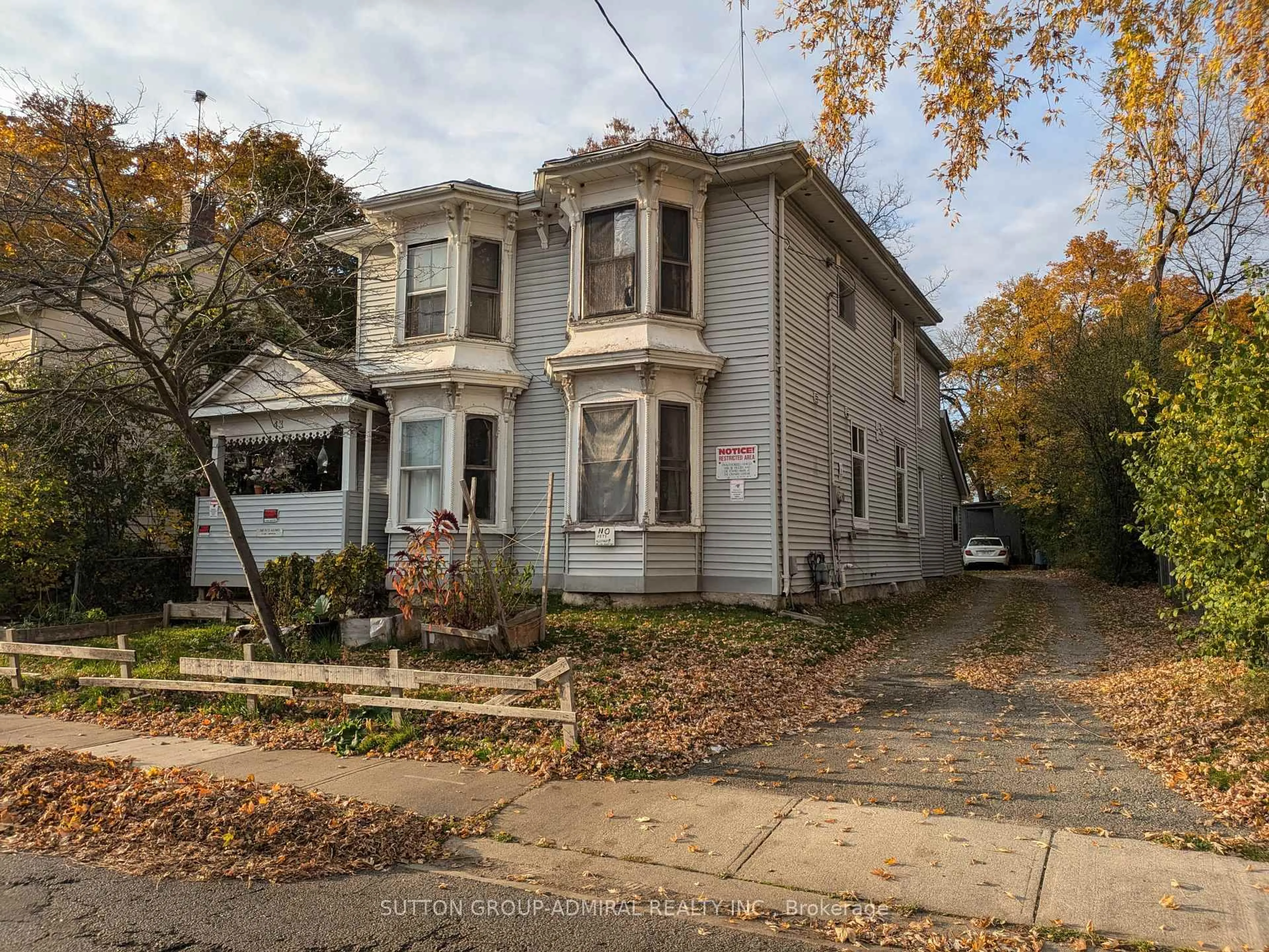 Unknown for 43 Elizabeth St, Brampton Ontario L6X 1S3