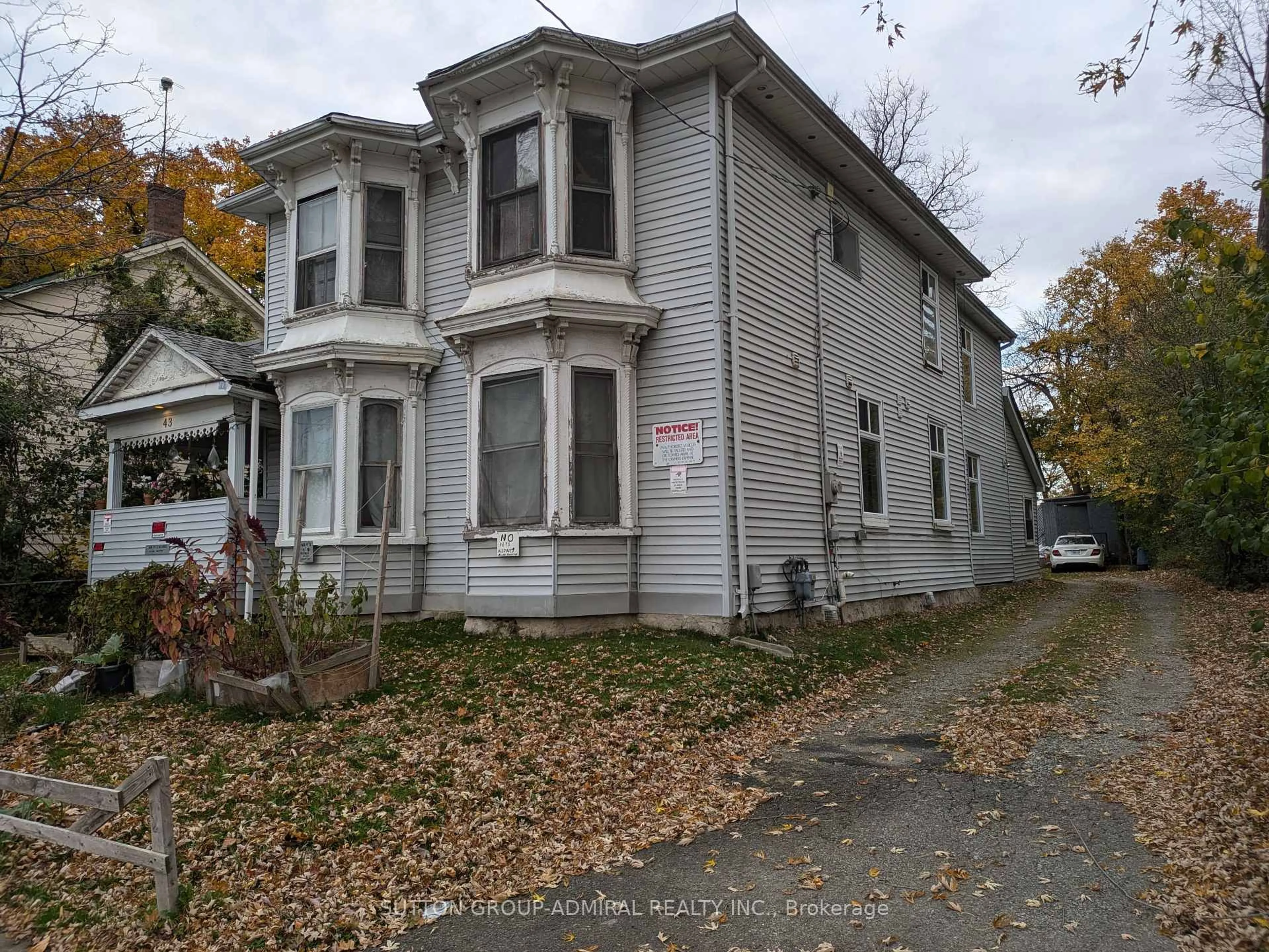Unknown for 43 Elizabeth St, Brampton Ontario L6X 1S3