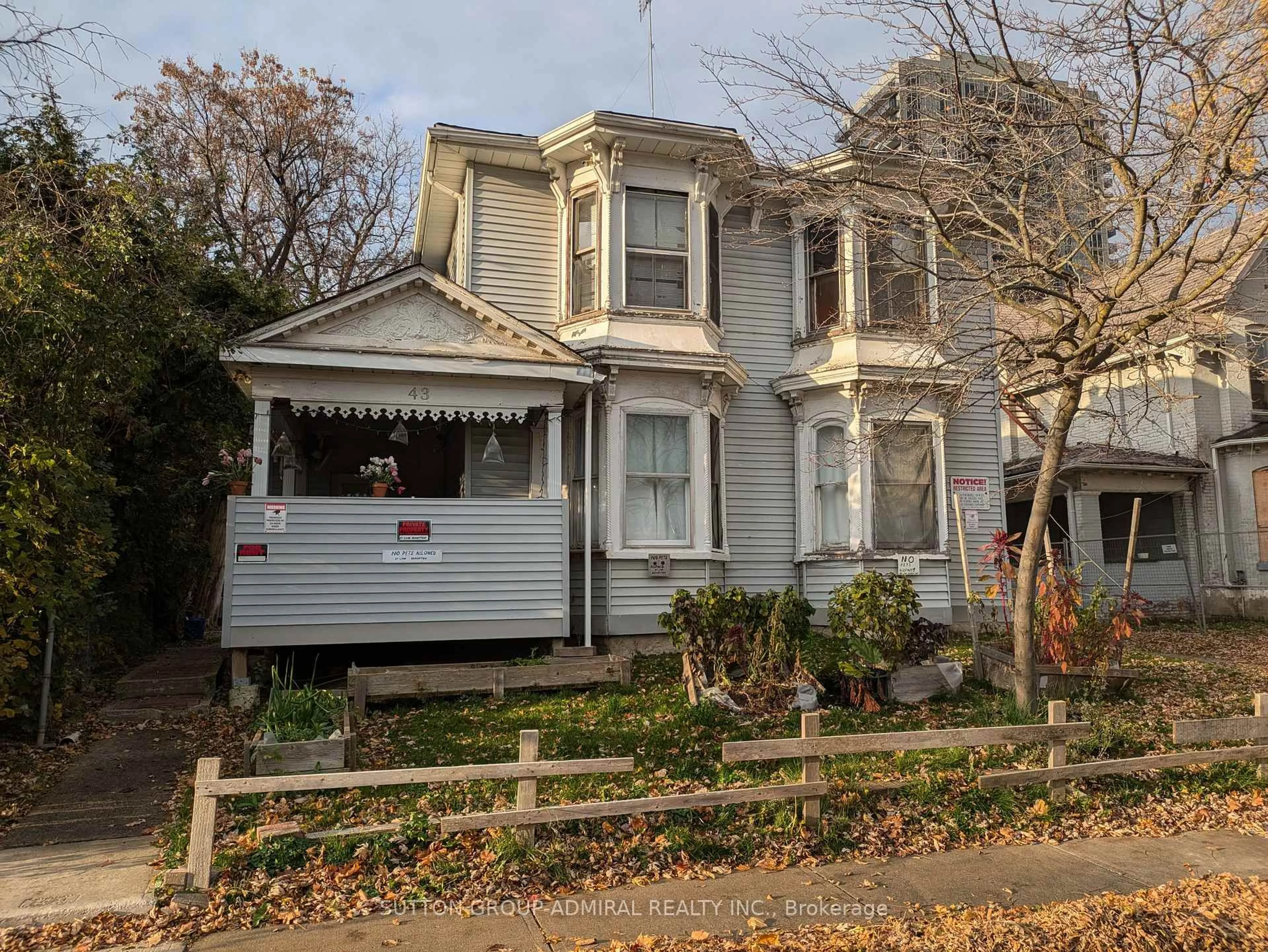 Home with vinyl exterior material, street for 43 Elizabeth St, Brampton Ontario L6X 1S3