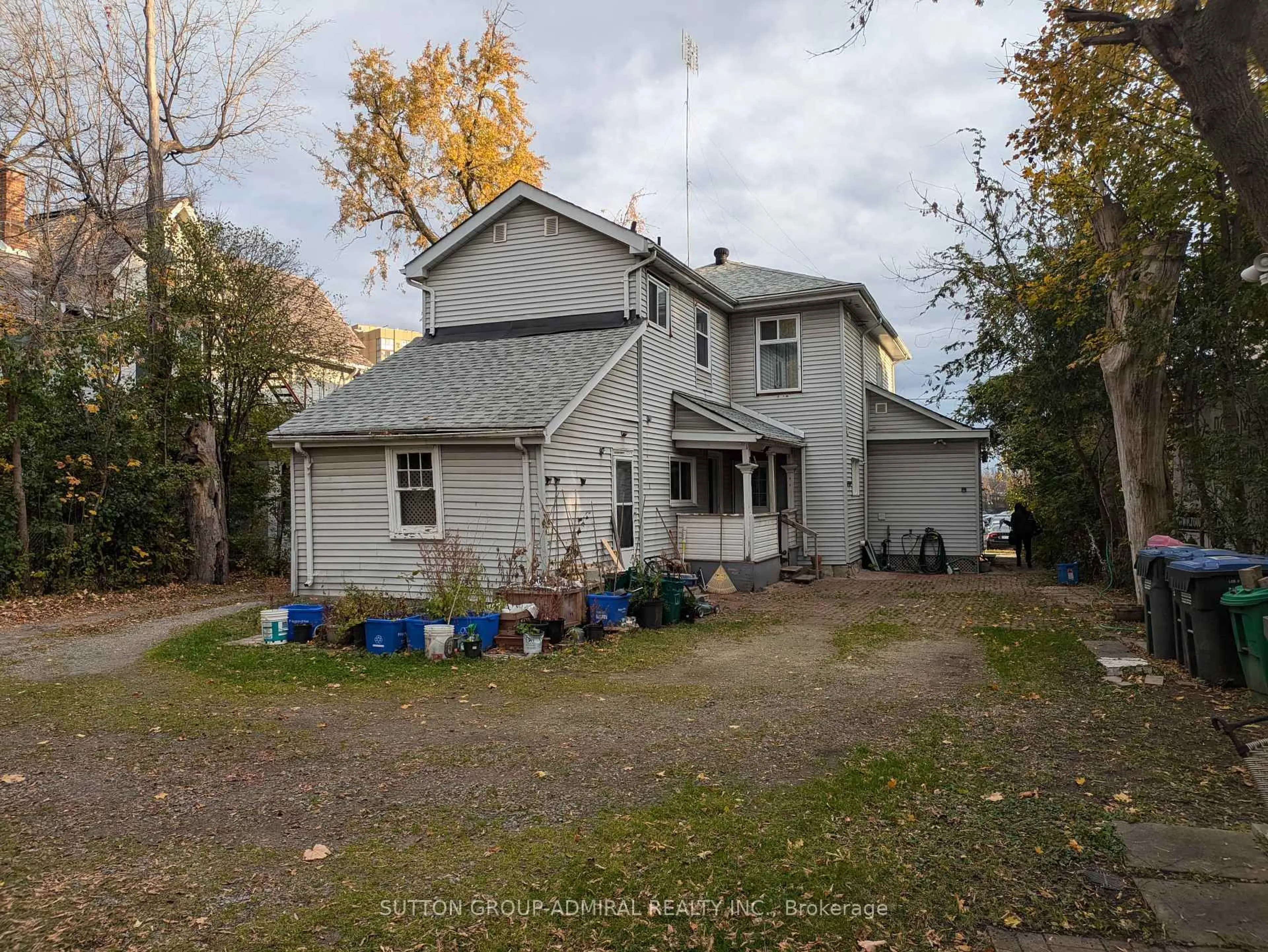 A pic from outside/outdoor area/front of a property/back of a property/a pic from drone, unknown for 43 Elizabeth St, Brampton Ontario L6X 1S3