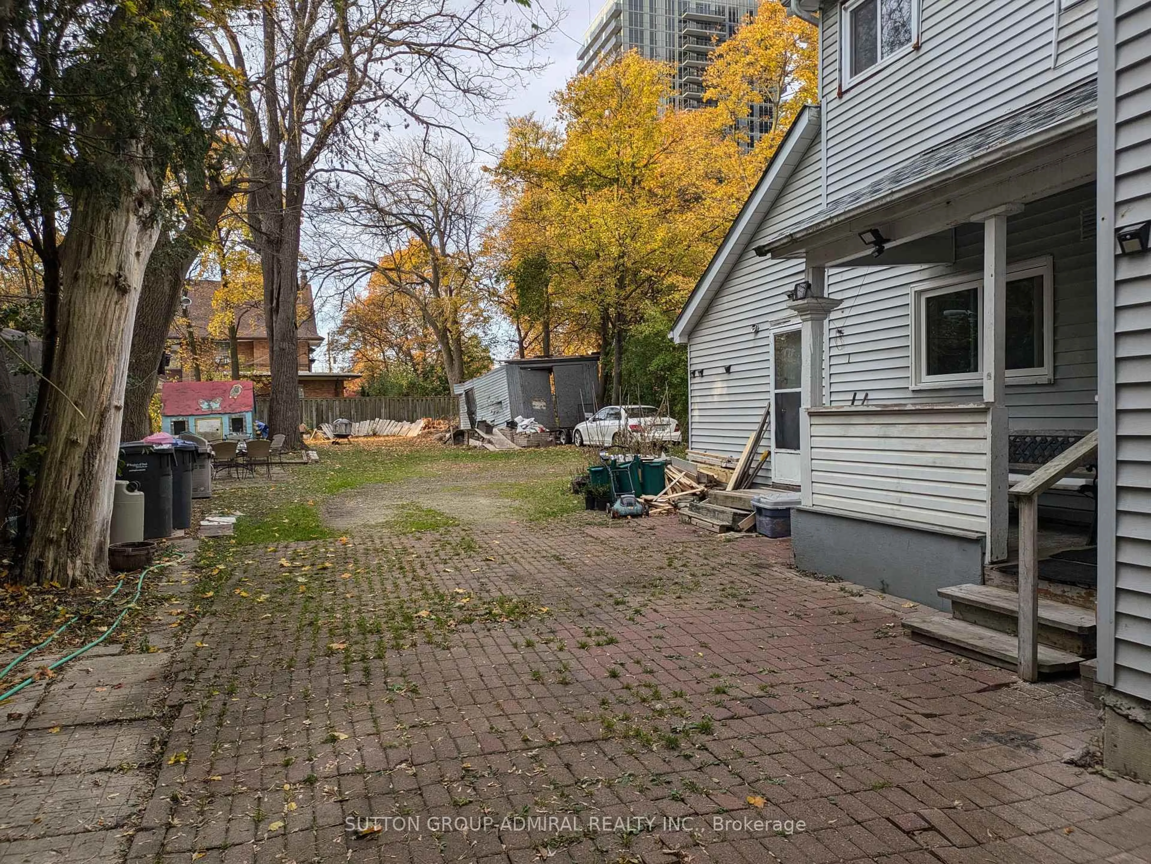 Patio, street for 43 Elizabeth St, Brampton Ontario L6X 1S3