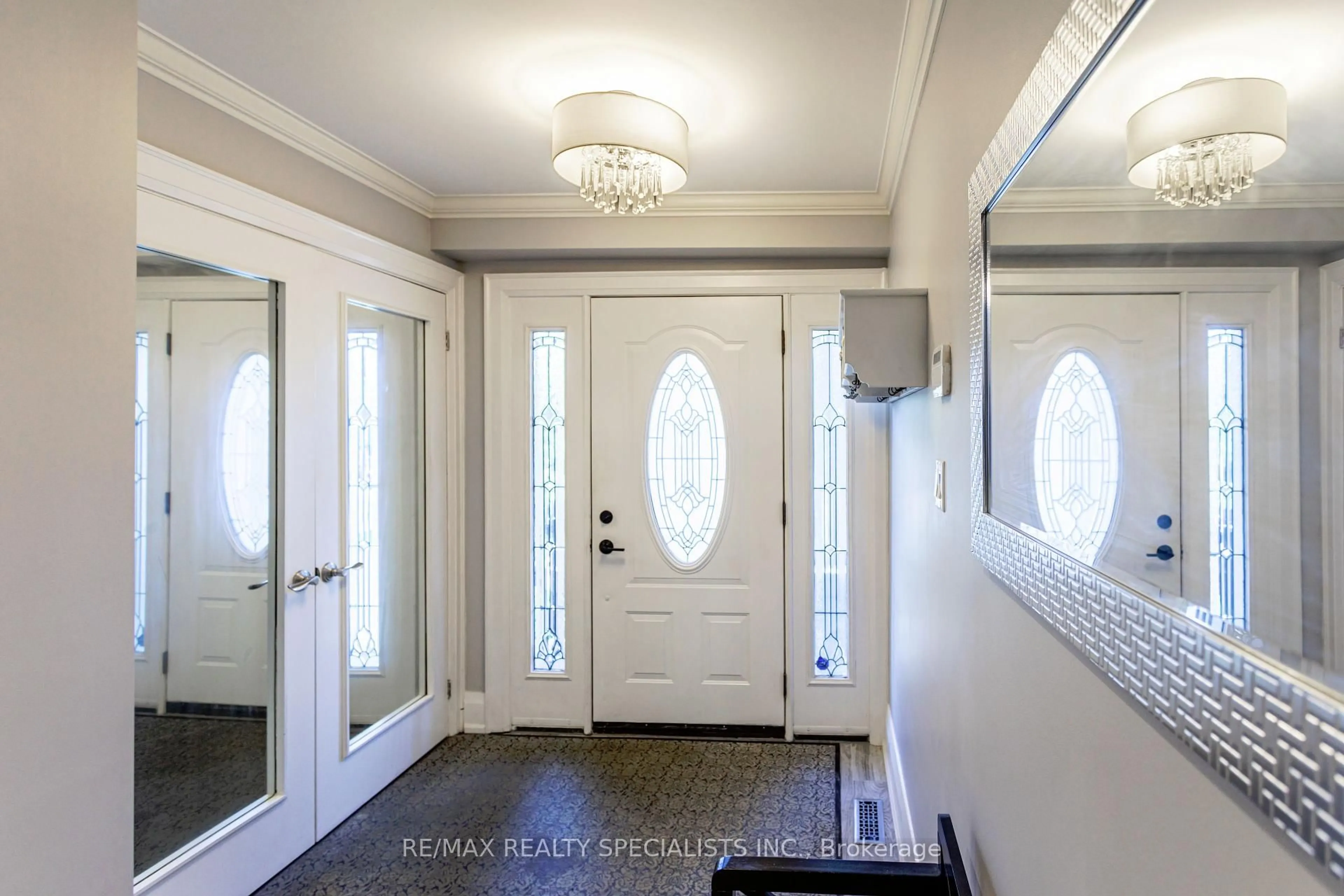 Indoor entryway for 5496 Windy Hill Crt, Mississauga Ontario L4Z 3W4