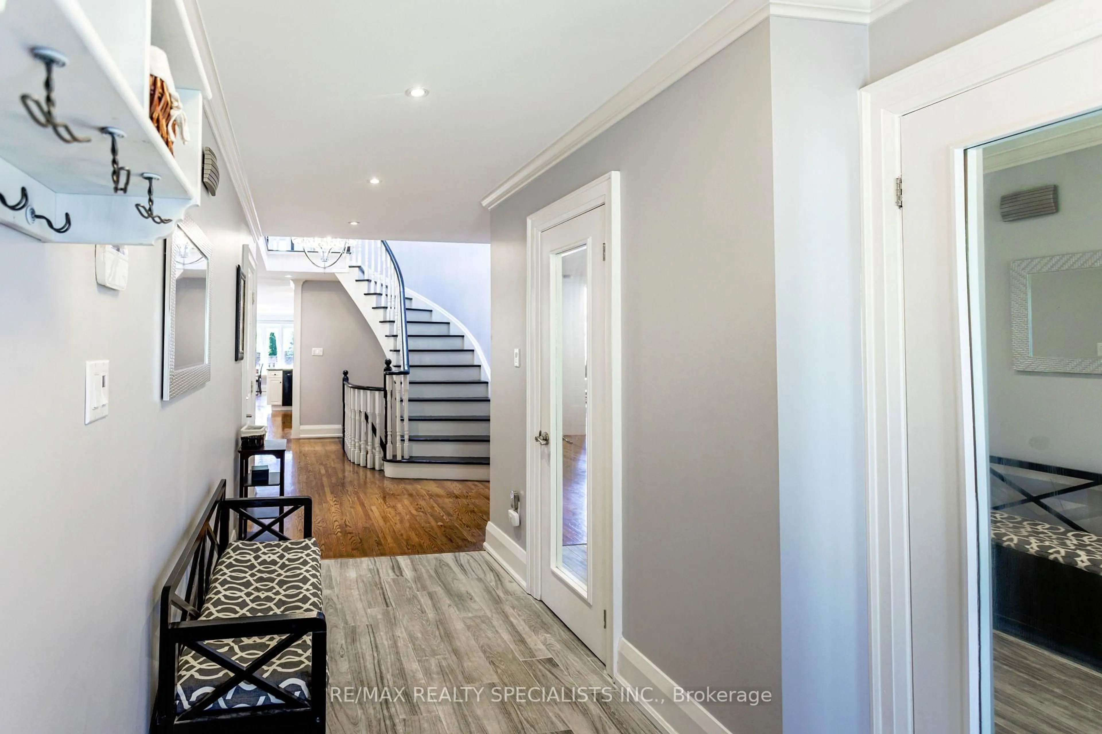 Indoor entryway for 5496 Windy Hill Crt, Mississauga Ontario L4Z 3W4