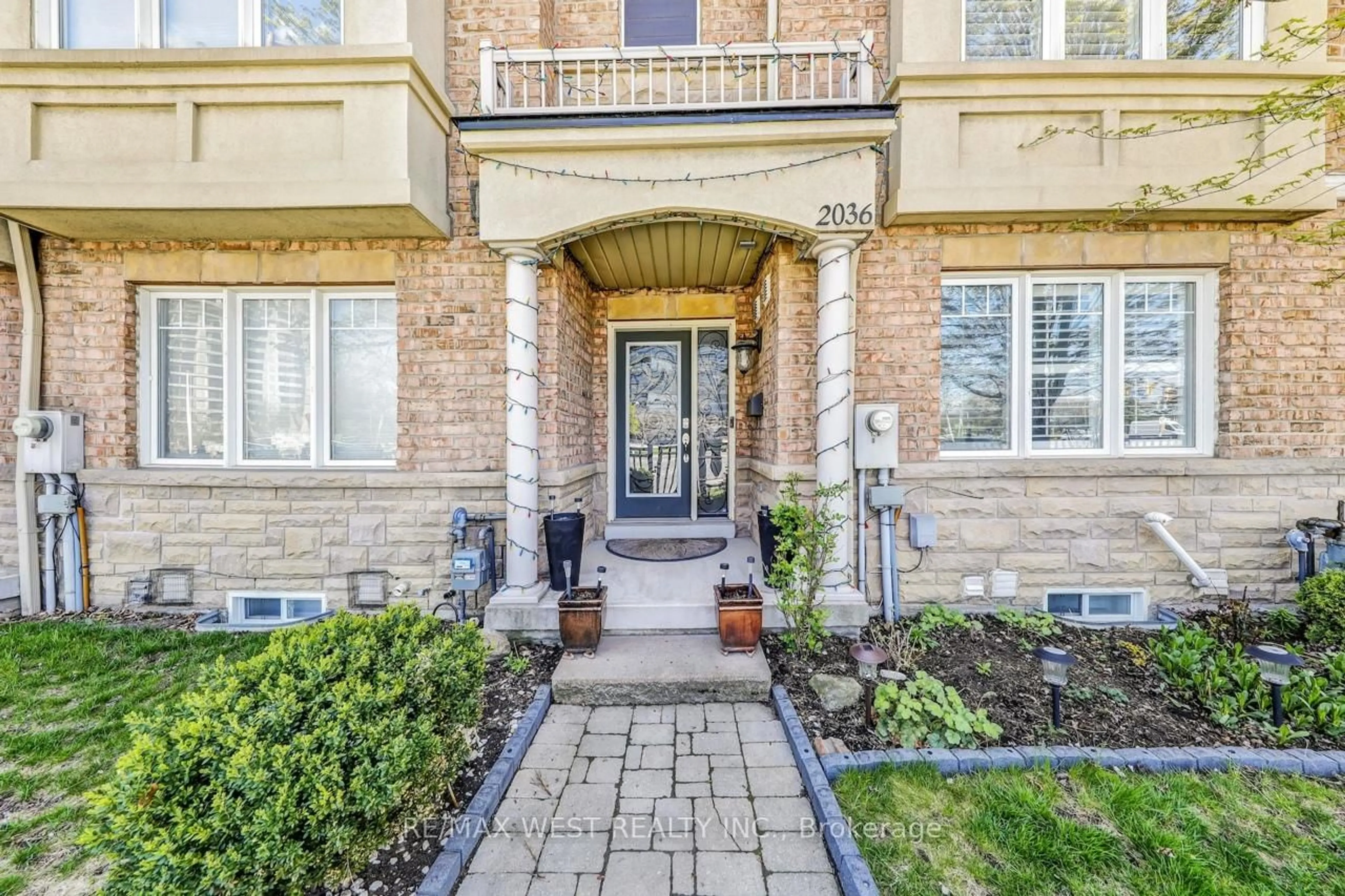 Indoor entryway for 2036 Lakeshore Rd, Mississauga Ontario L5J 1J8