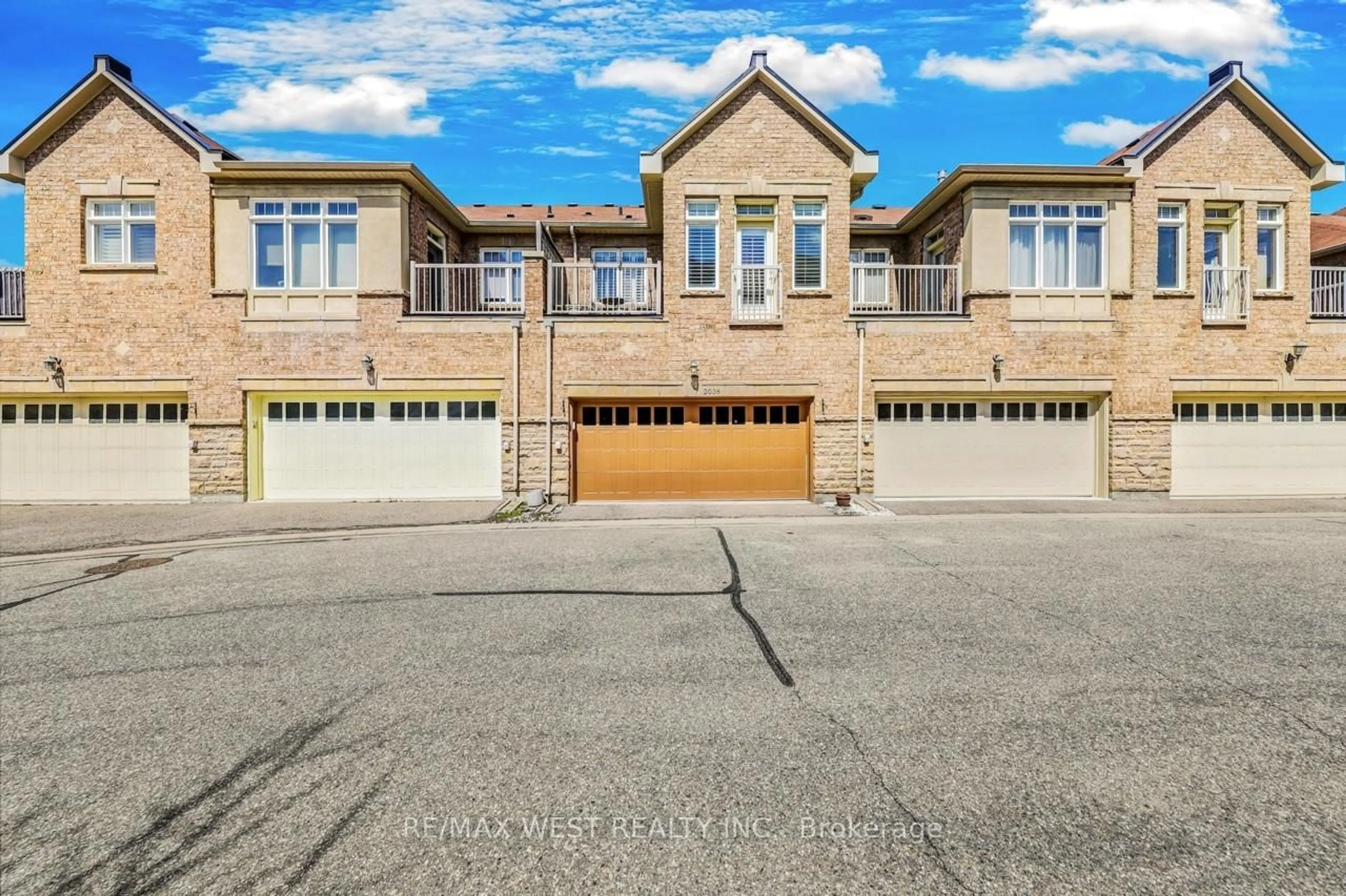 Indoor garage for 2036 Lakeshore Rd, Mississauga Ontario L5J 1J8