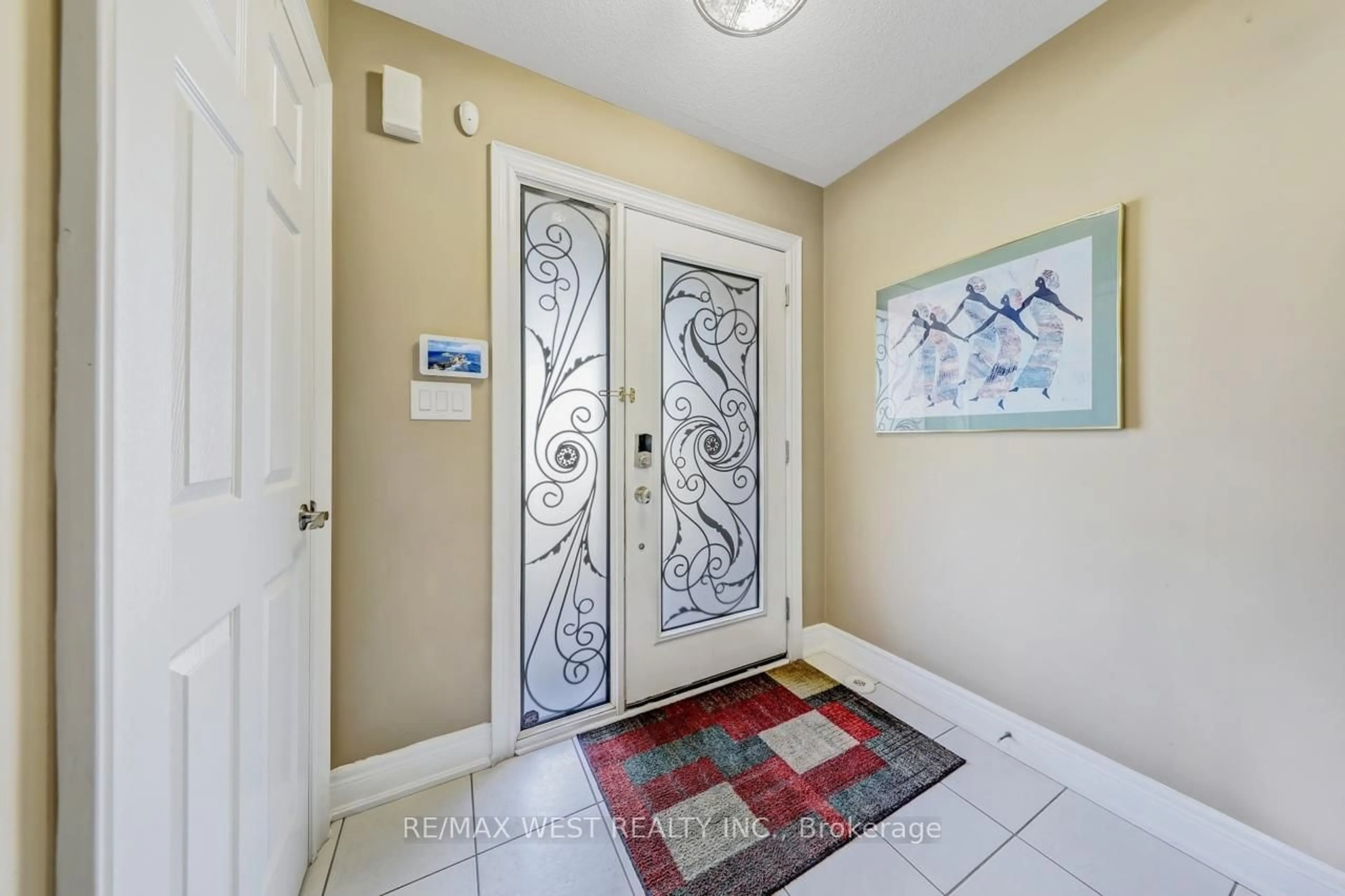 Indoor entryway for 2036 Lakeshore Rd, Mississauga Ontario L5J 1J8