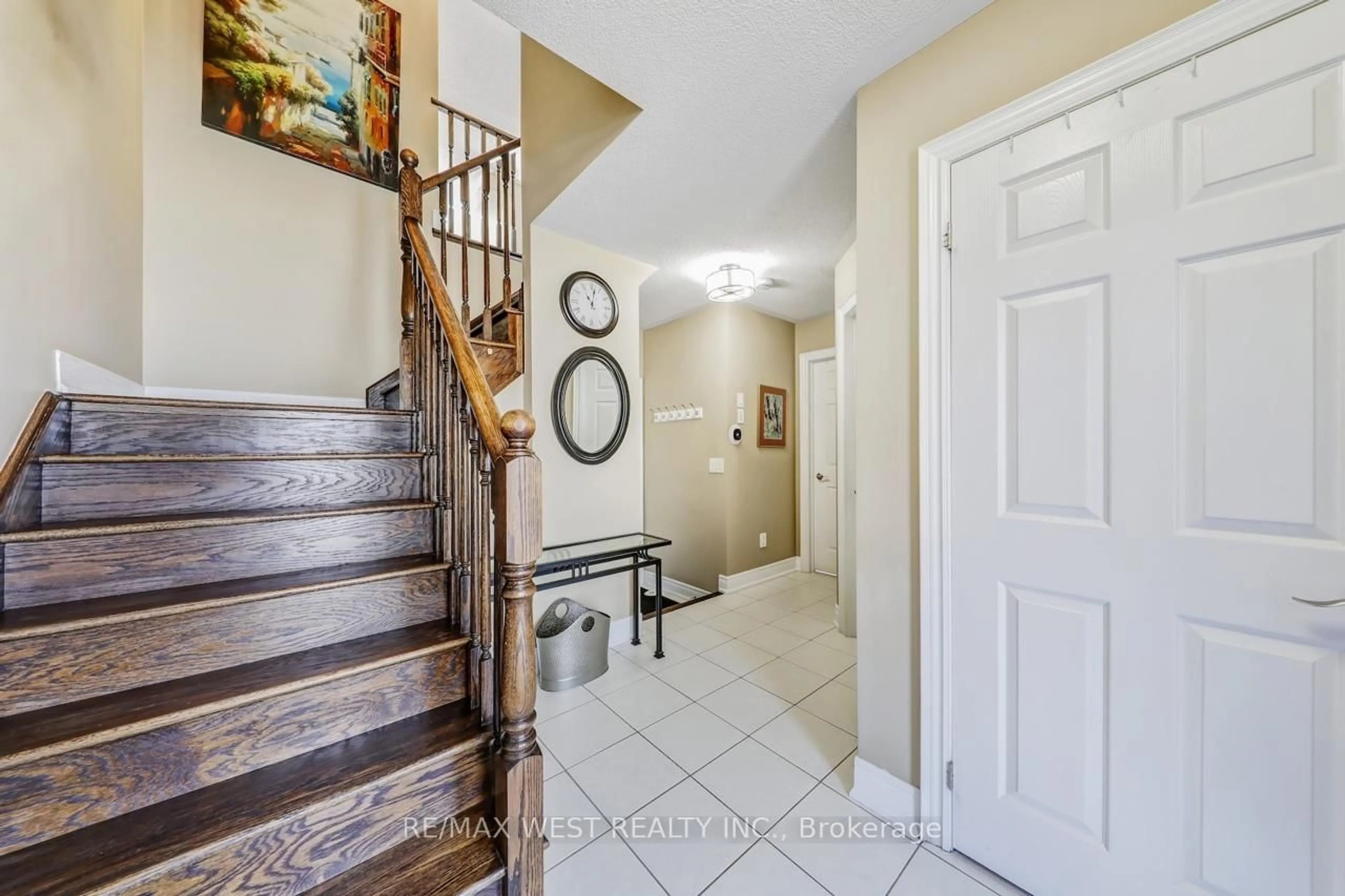 Indoor entryway for 2036 Lakeshore Rd, Mississauga Ontario L5J 1J8