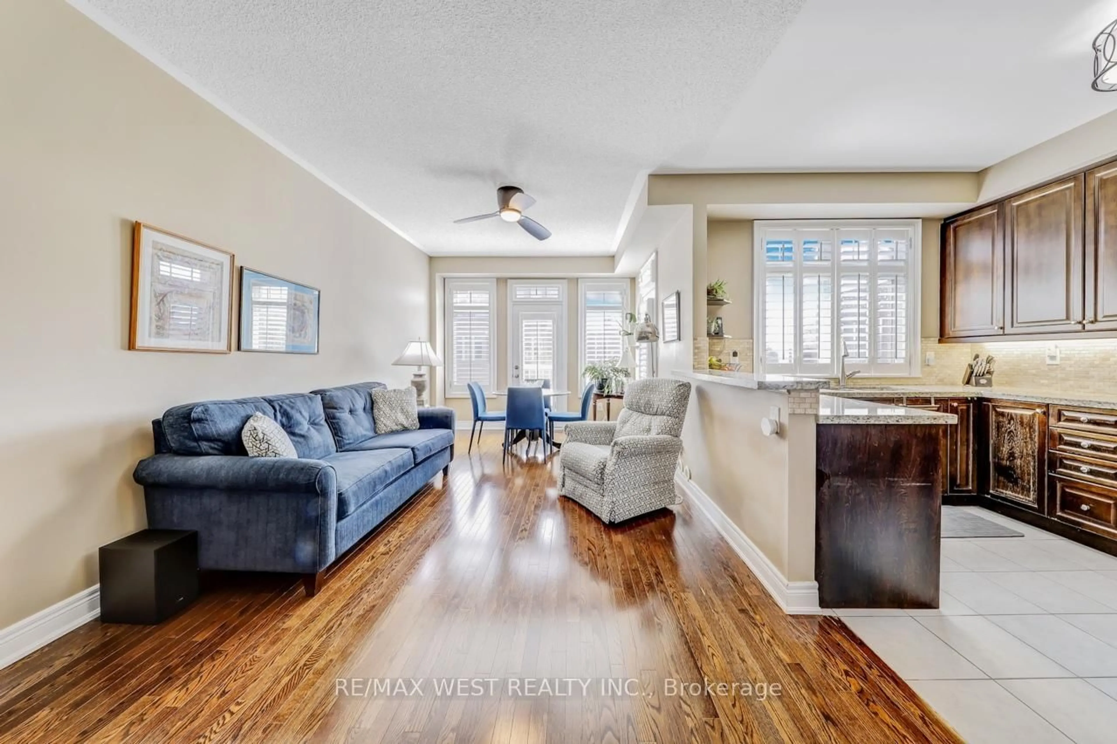 Living room with furniture, unknown for 2036 Lakeshore Rd, Mississauga Ontario L5J 1J8