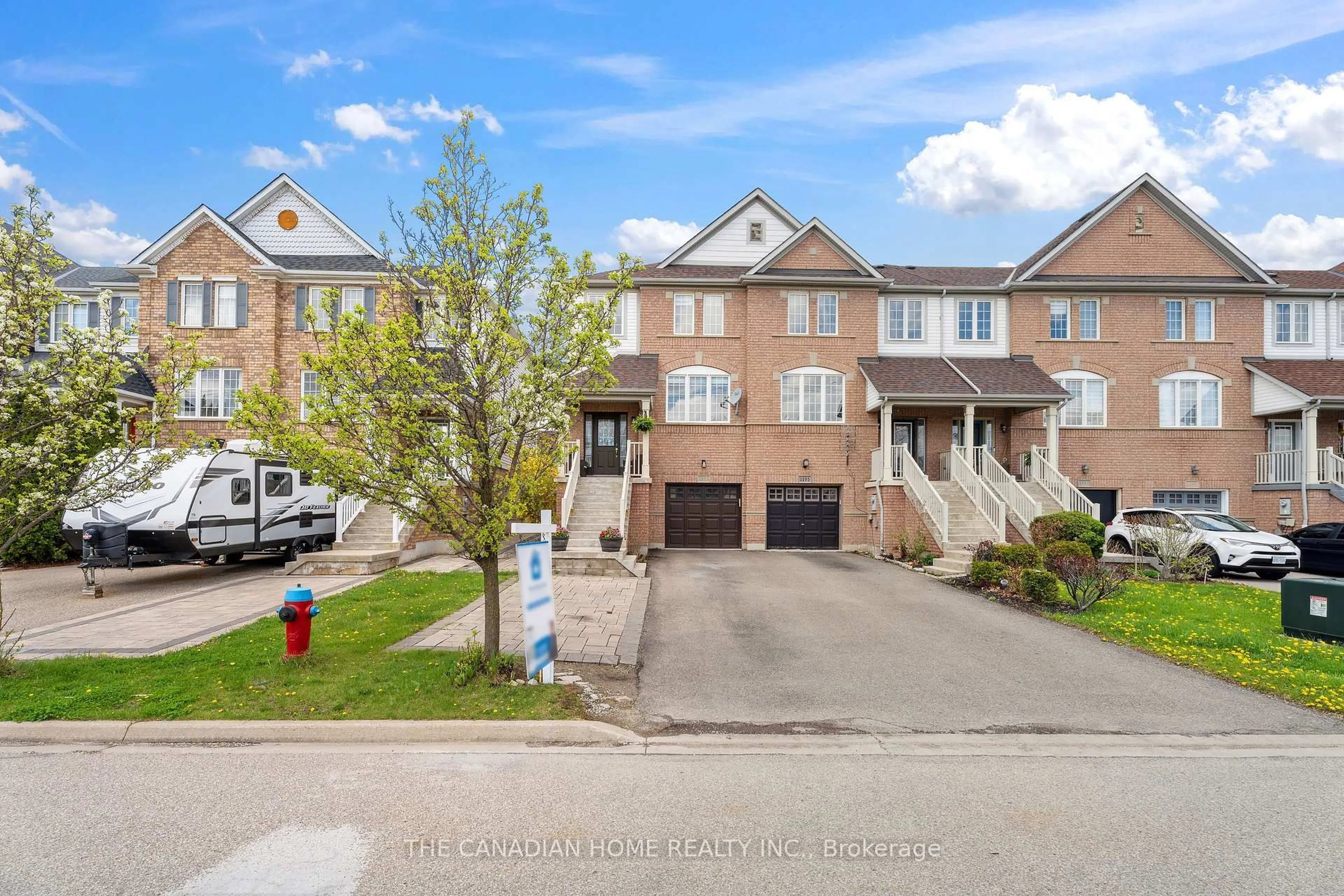 A pic from outside/outdoor area/front of a property/back of a property/a pic from drone, street for 1193 CHAPMAN Cres, Milton Ontario L9T 6G2