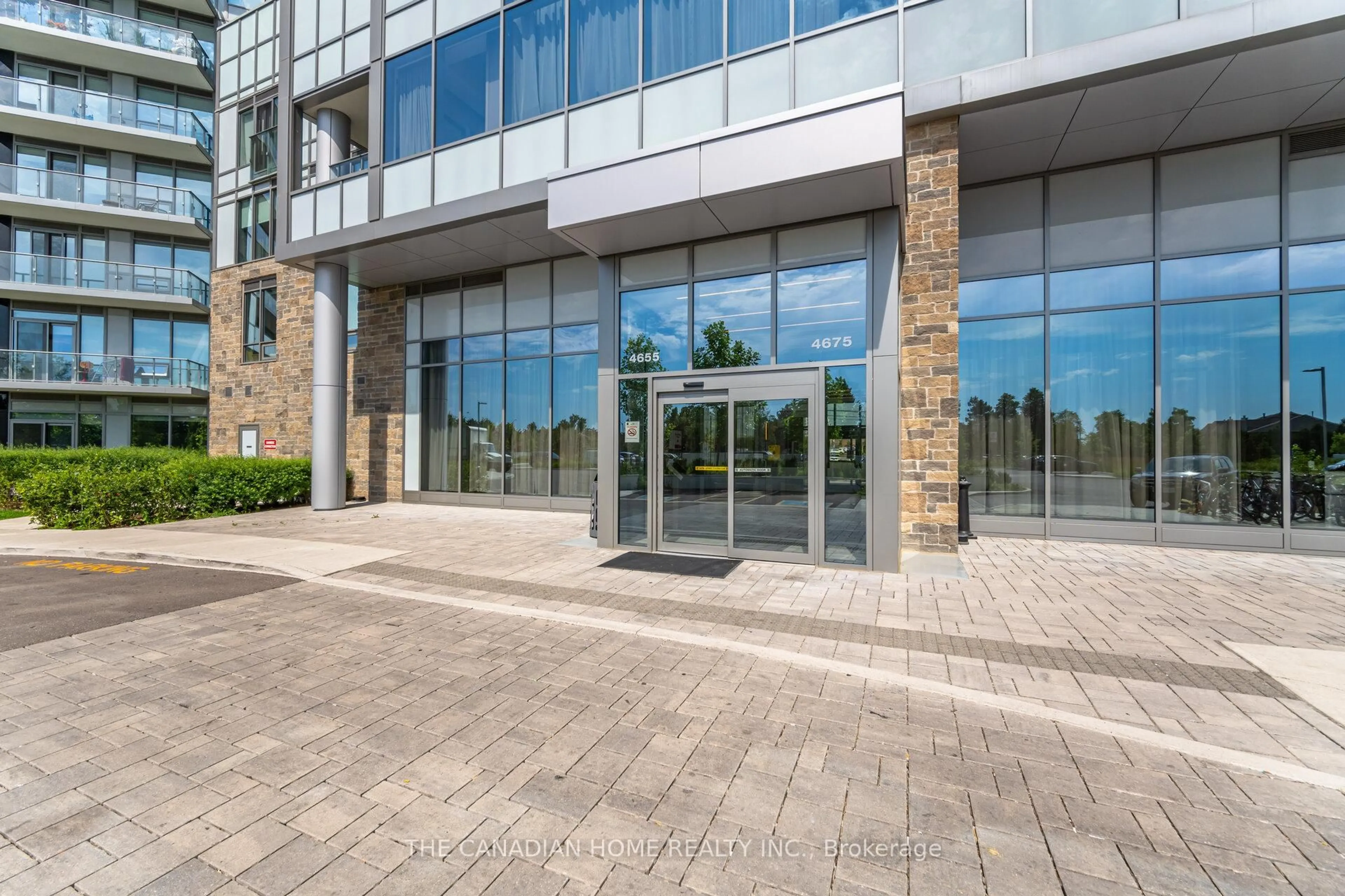 Indoor foyer for 4655 Metcalfe Ave #1904, Mississauga Ontario L5M 0Z7