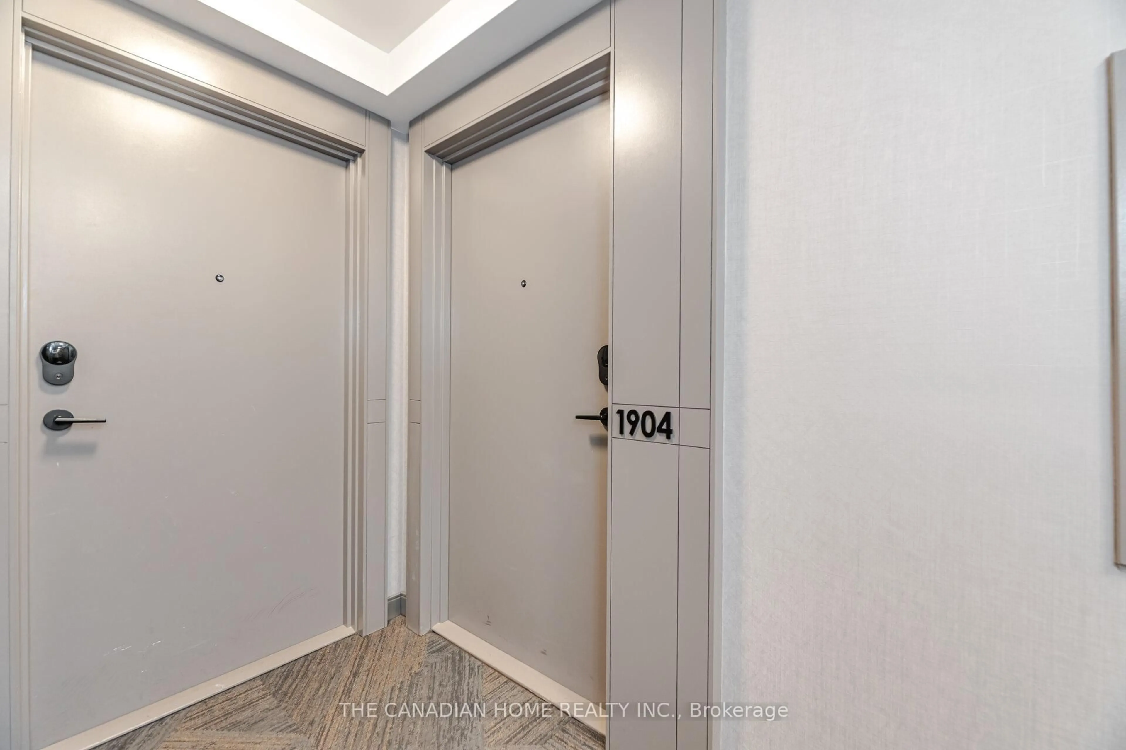 Indoor foyer for 4655 Metcalfe Ave #1904, Mississauga Ontario L5M 0Z7