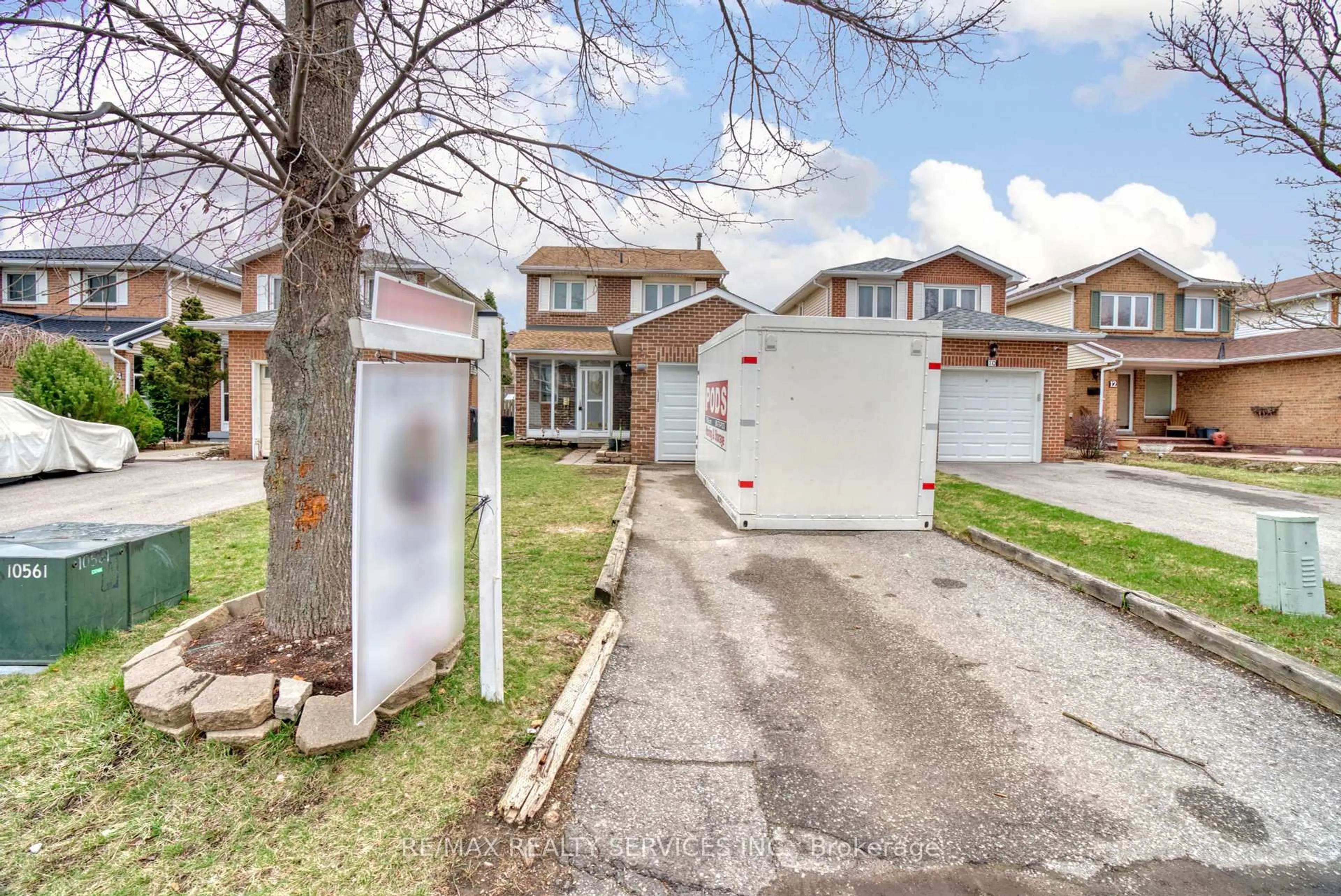 A pic from outside/outdoor area/front of a property/back of a property/a pic from drone, street for 8 Luminous Crt, Brampton Ontario L6Z 2B3