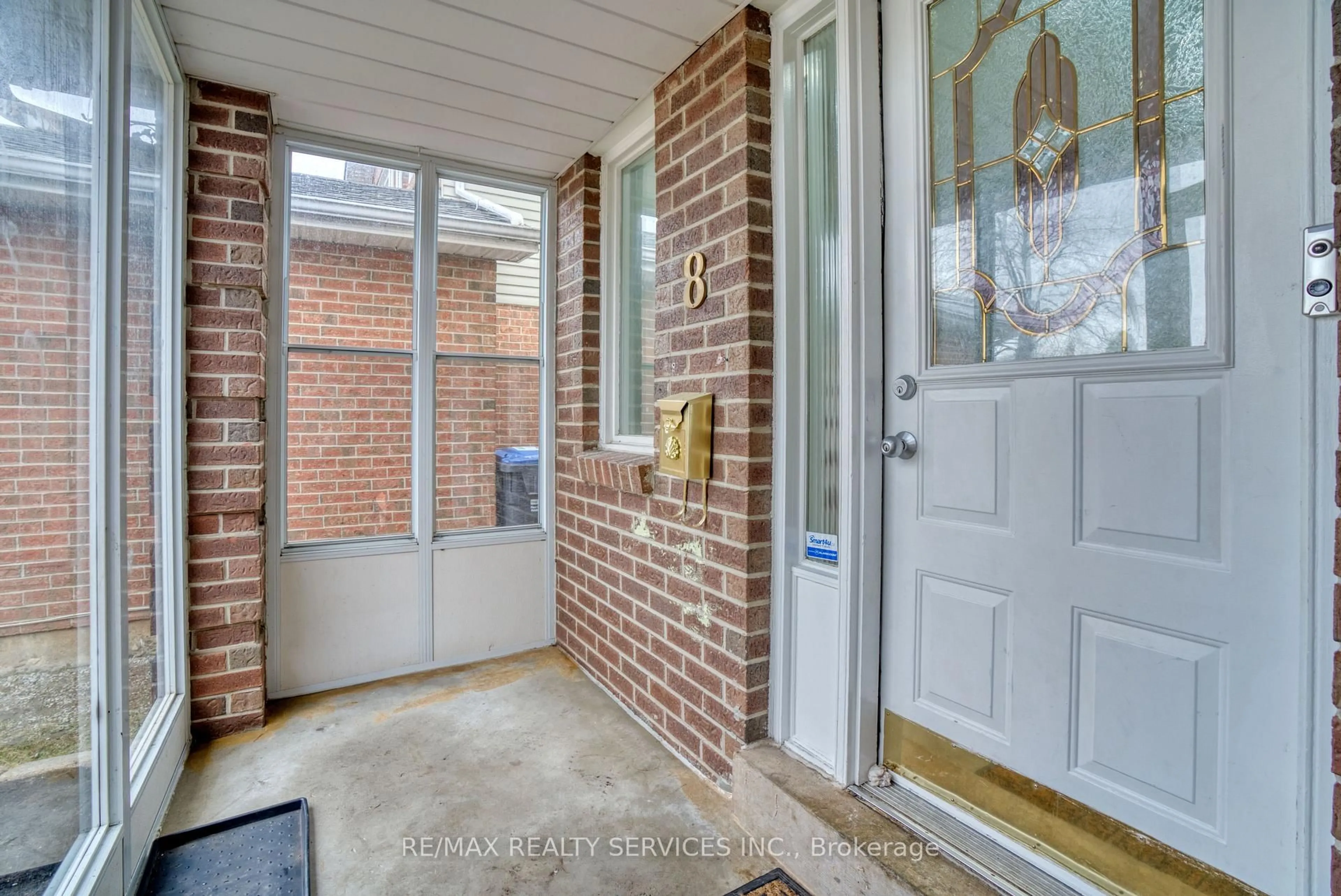 Indoor entryway for 8 Luminous Crt, Brampton Ontario L6Z 2B3