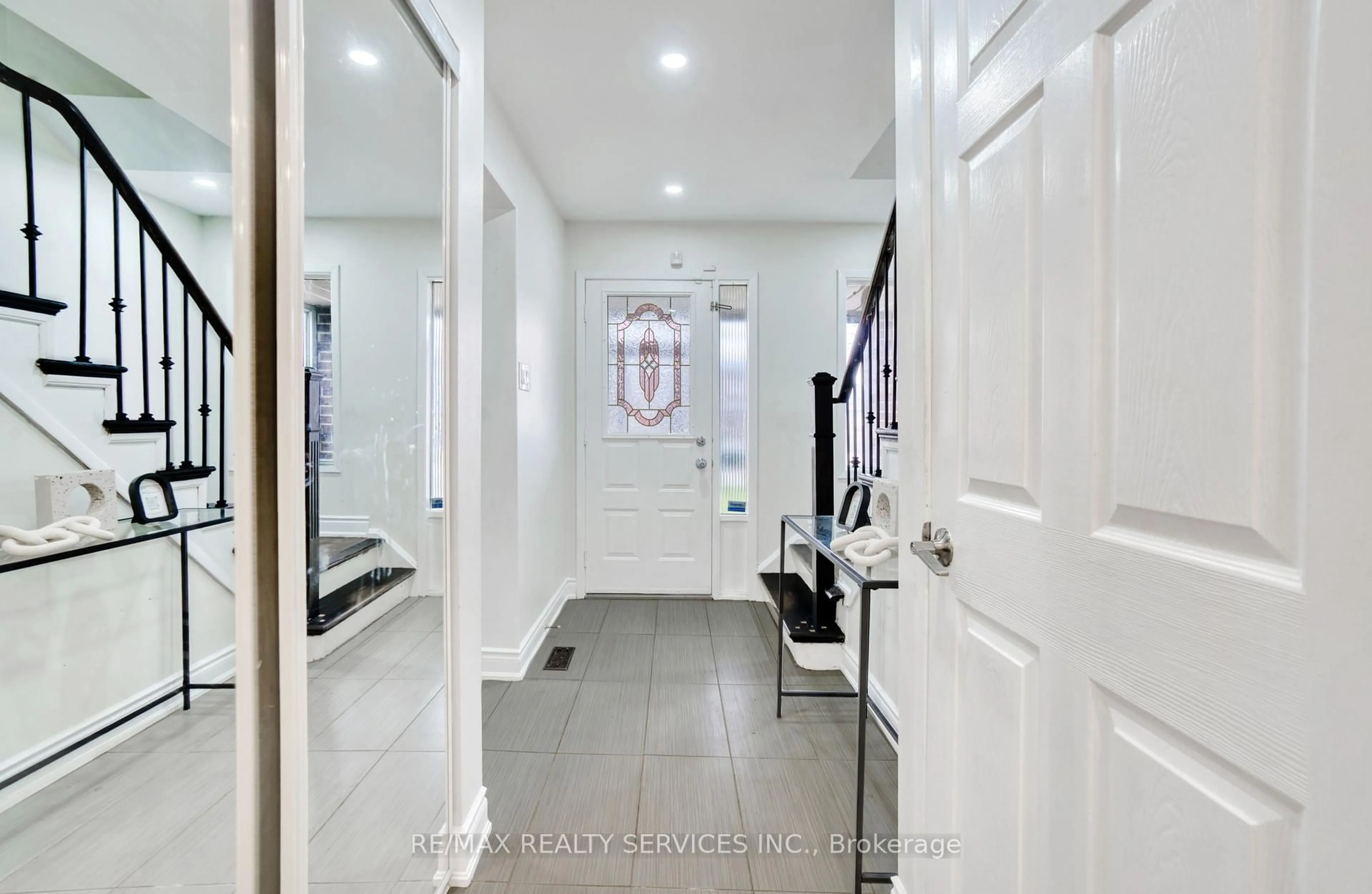 Indoor entryway for 8 Luminous Crt, Brampton Ontario L6Z 2B3