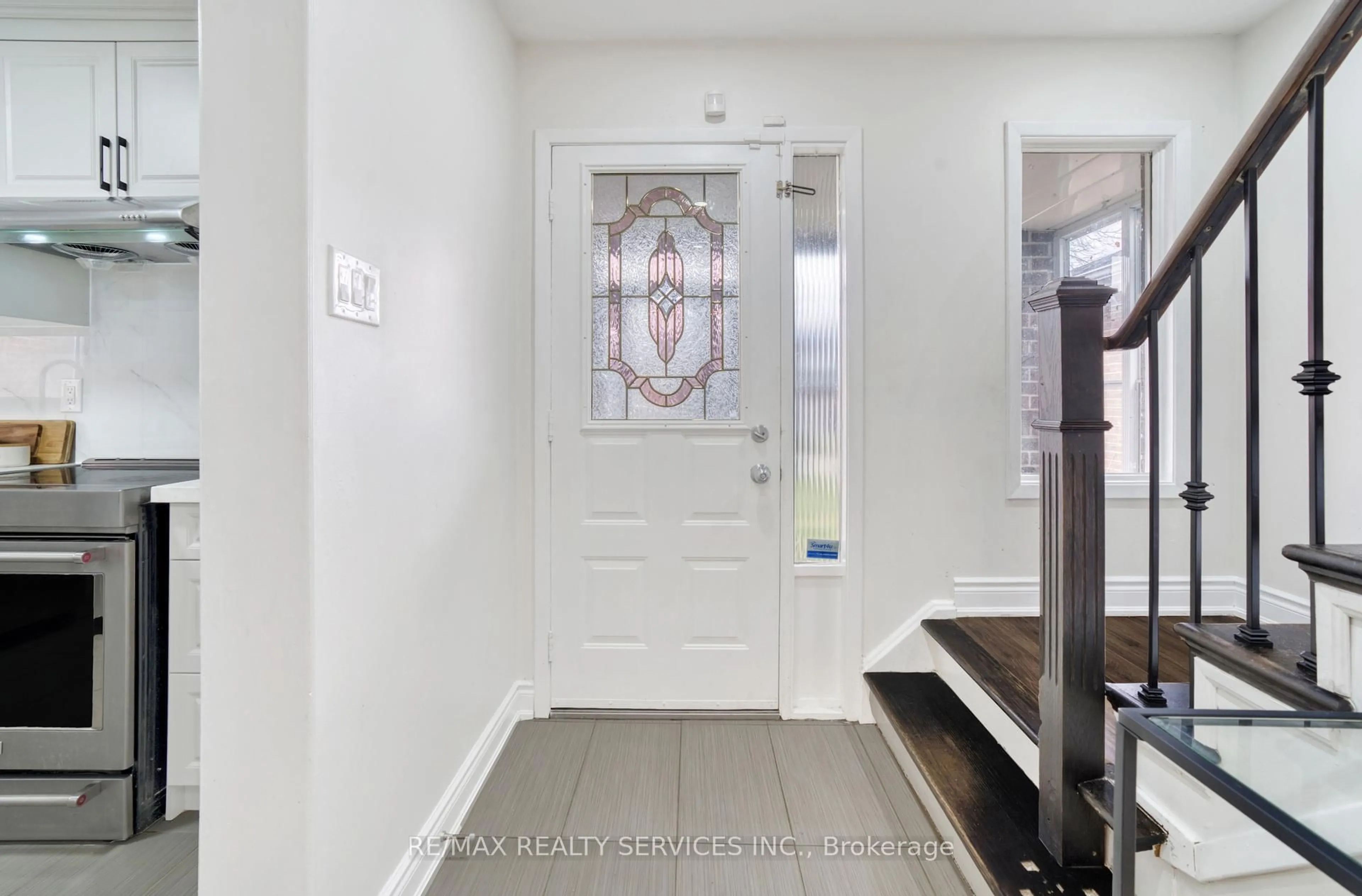 Indoor entryway for 8 Luminous Crt, Brampton Ontario L6Z 2B3