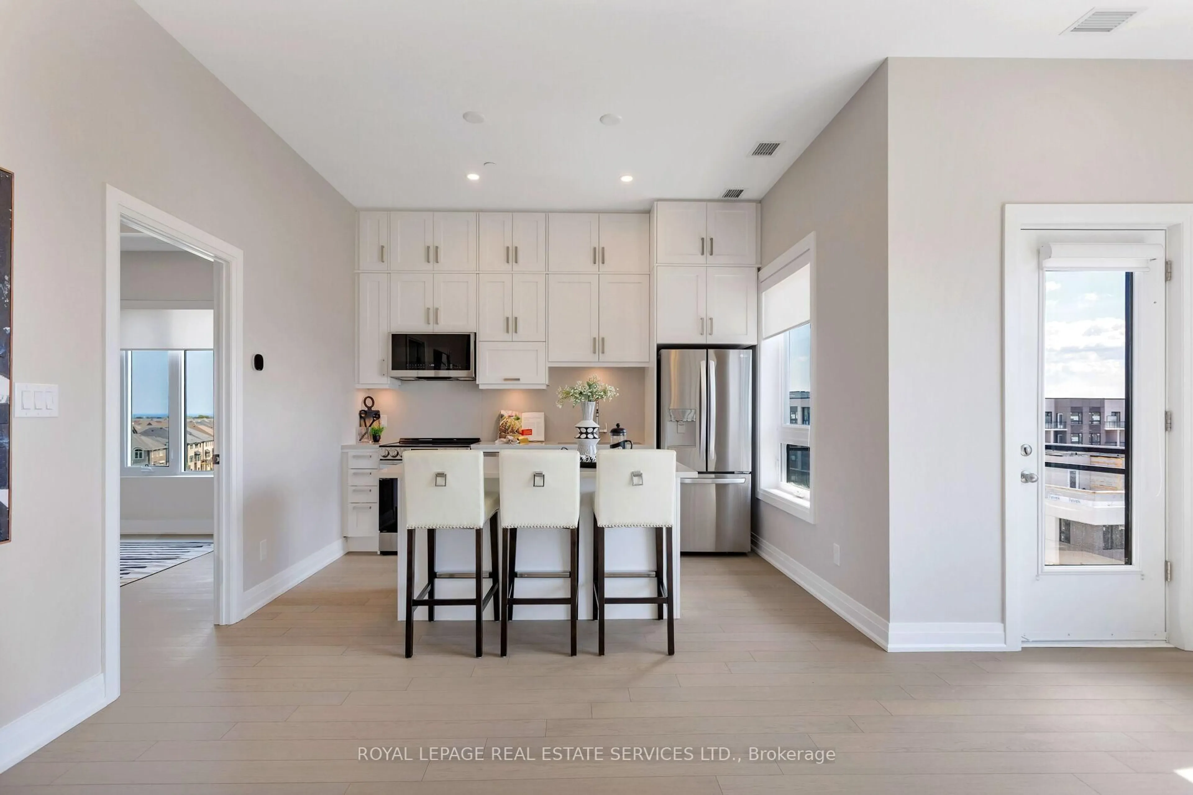 Open concept kitchen, ceramic/tile floor for 3285 Carding Mill Tr #503, Oakville Ontario L6M 5P8