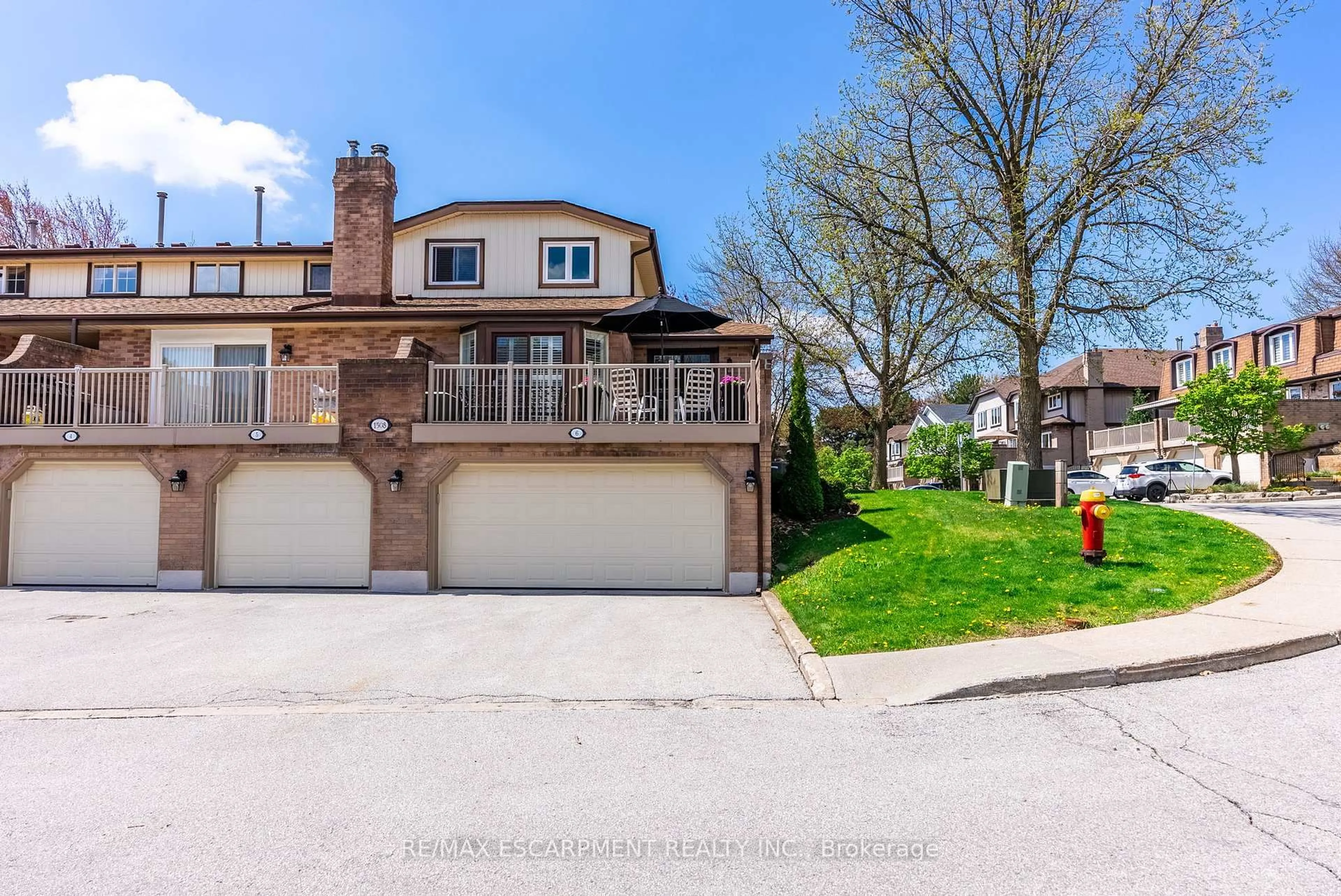 A pic from outside/outdoor area/front of a property/back of a property/a pic from drone, street for 1508 UPPER MIDDLE Rd #6, Burlington Ontario L7P 4M5