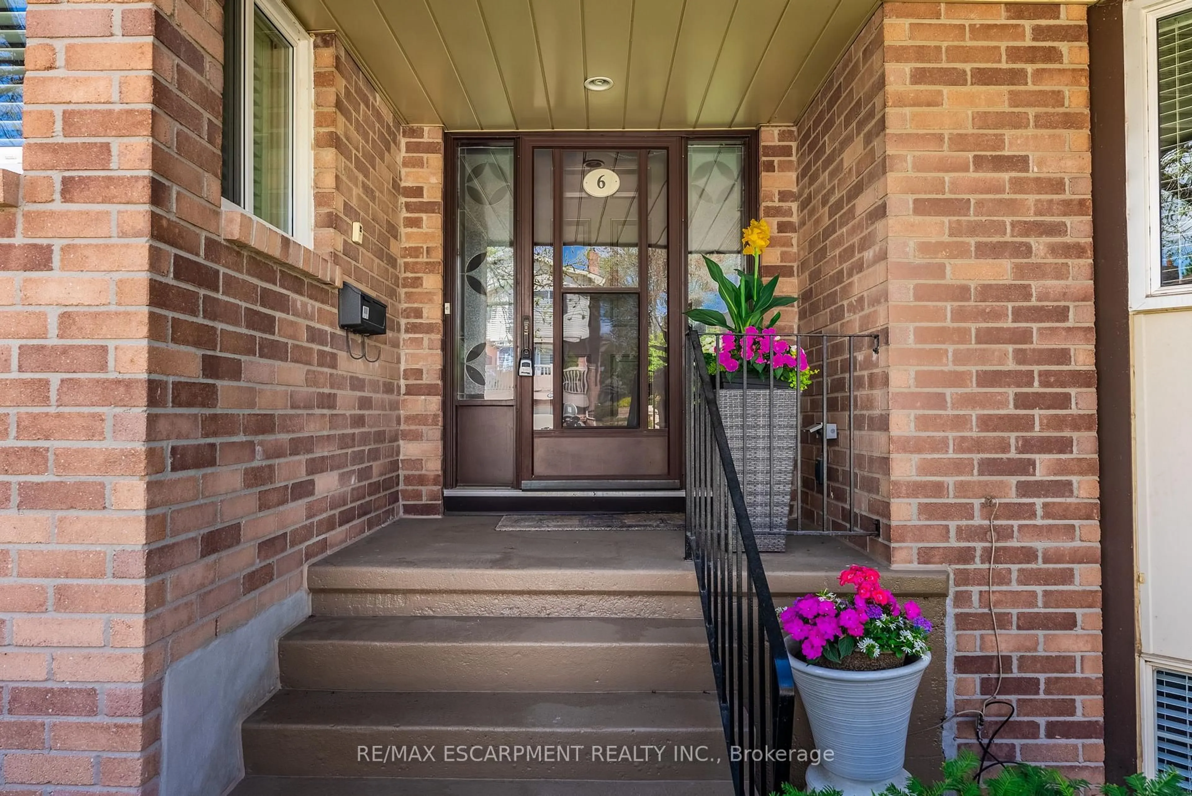 Indoor entryway for 1508 UPPER MIDDLE Rd #6, Burlington Ontario L7P 4M5