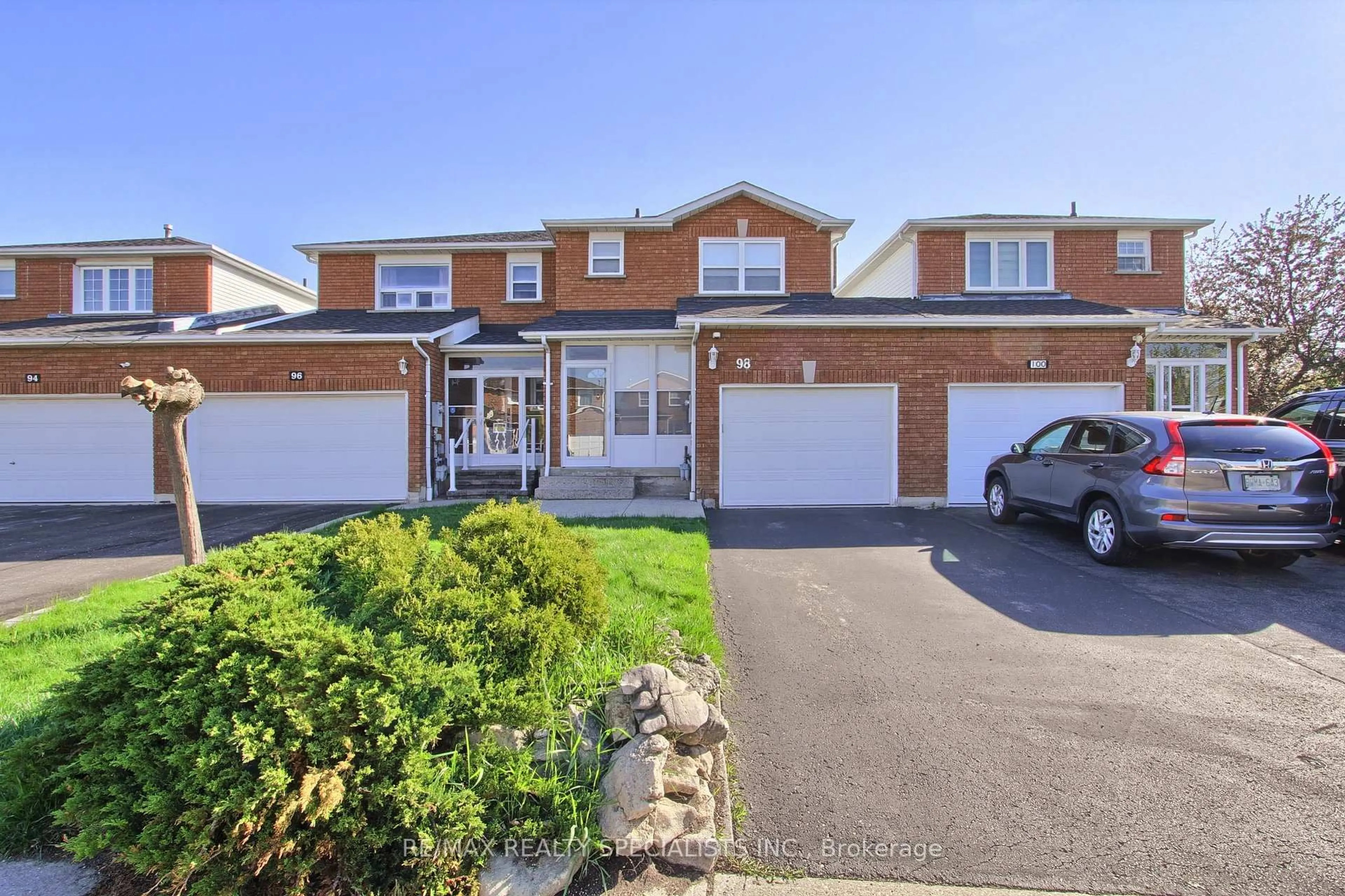 A pic from outside/outdoor area/front of a property/back of a property/a pic from drone, street for 98 Tulip Dr, Brampton Ontario L6Y 3X3
