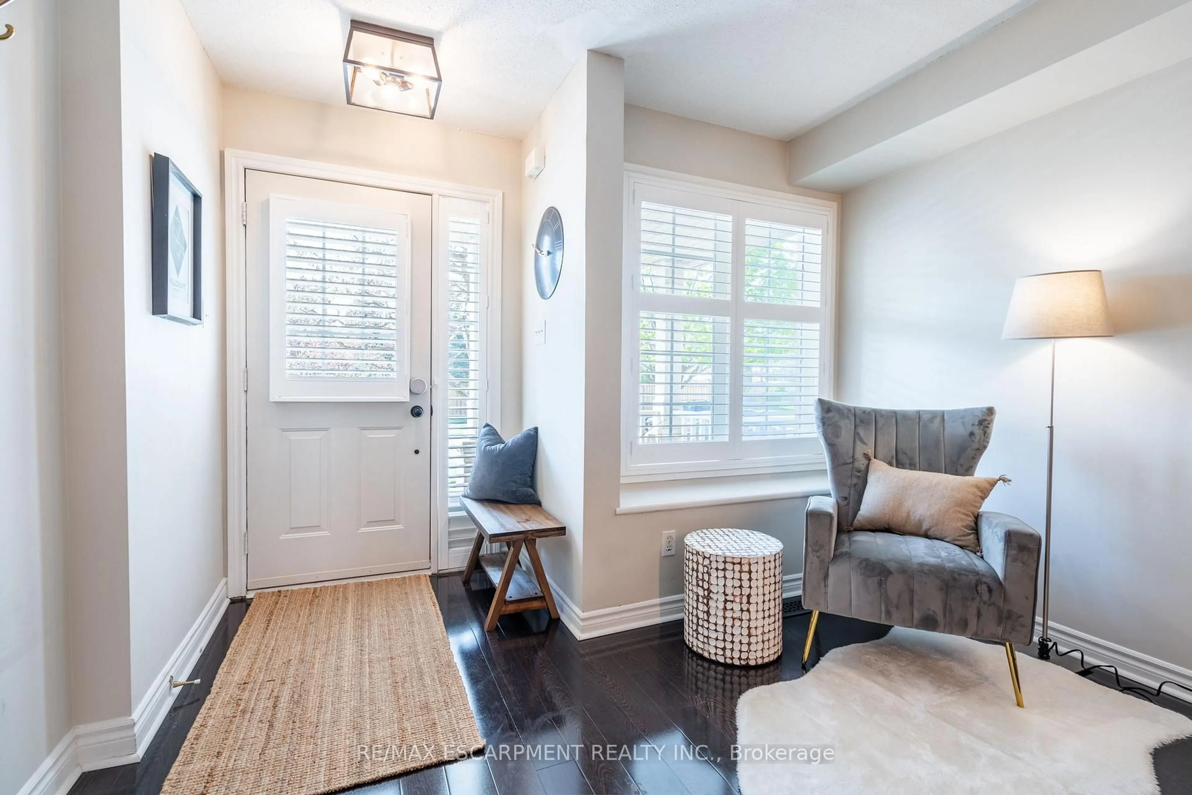 Indoor entryway for 2634 Armour Cres, Burlington Ontario L7M 5B1