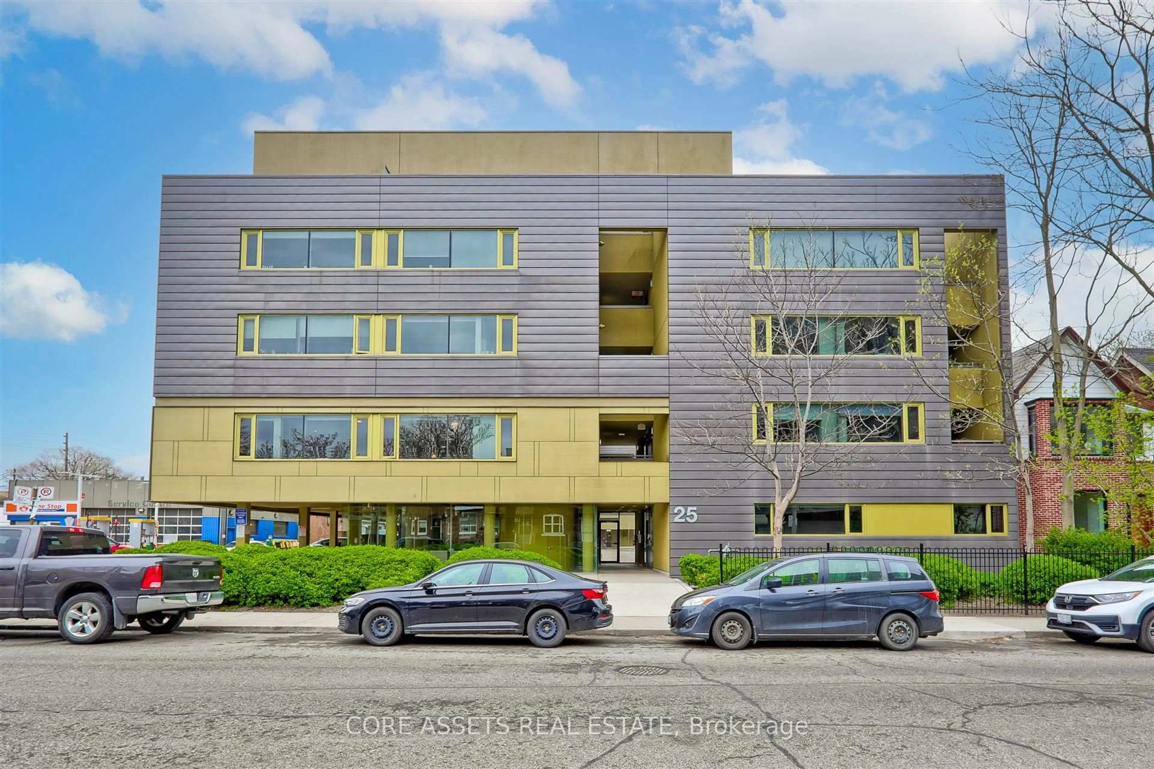 Indoor foyer for 25 Ritchie Ave #303, Toronto Ontario M6R 2J6