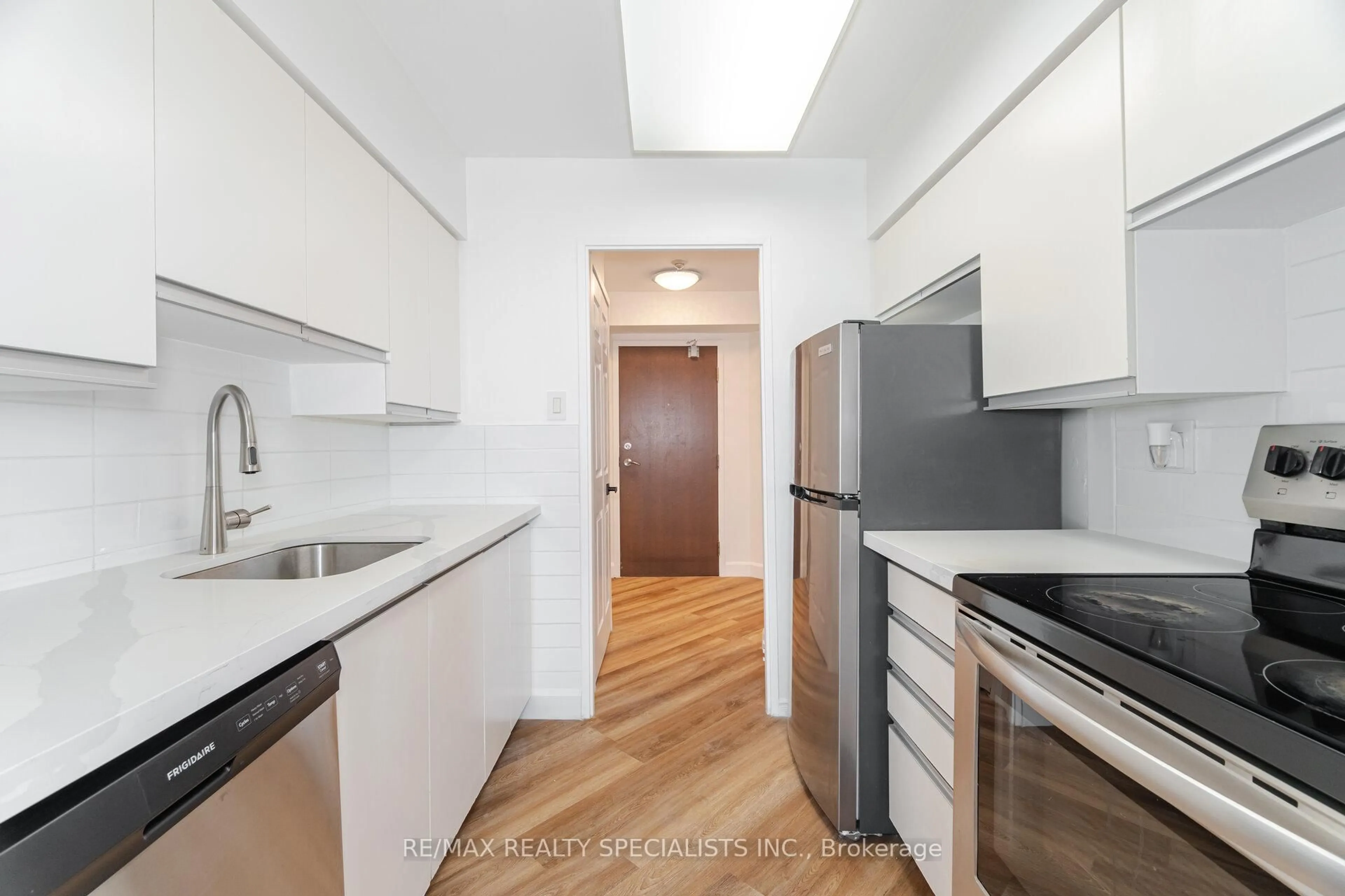 Standard kitchen, unknown for 50 Kingsbridge Gdn Circ #1714, Mississauga Ontario L5R 1Y2