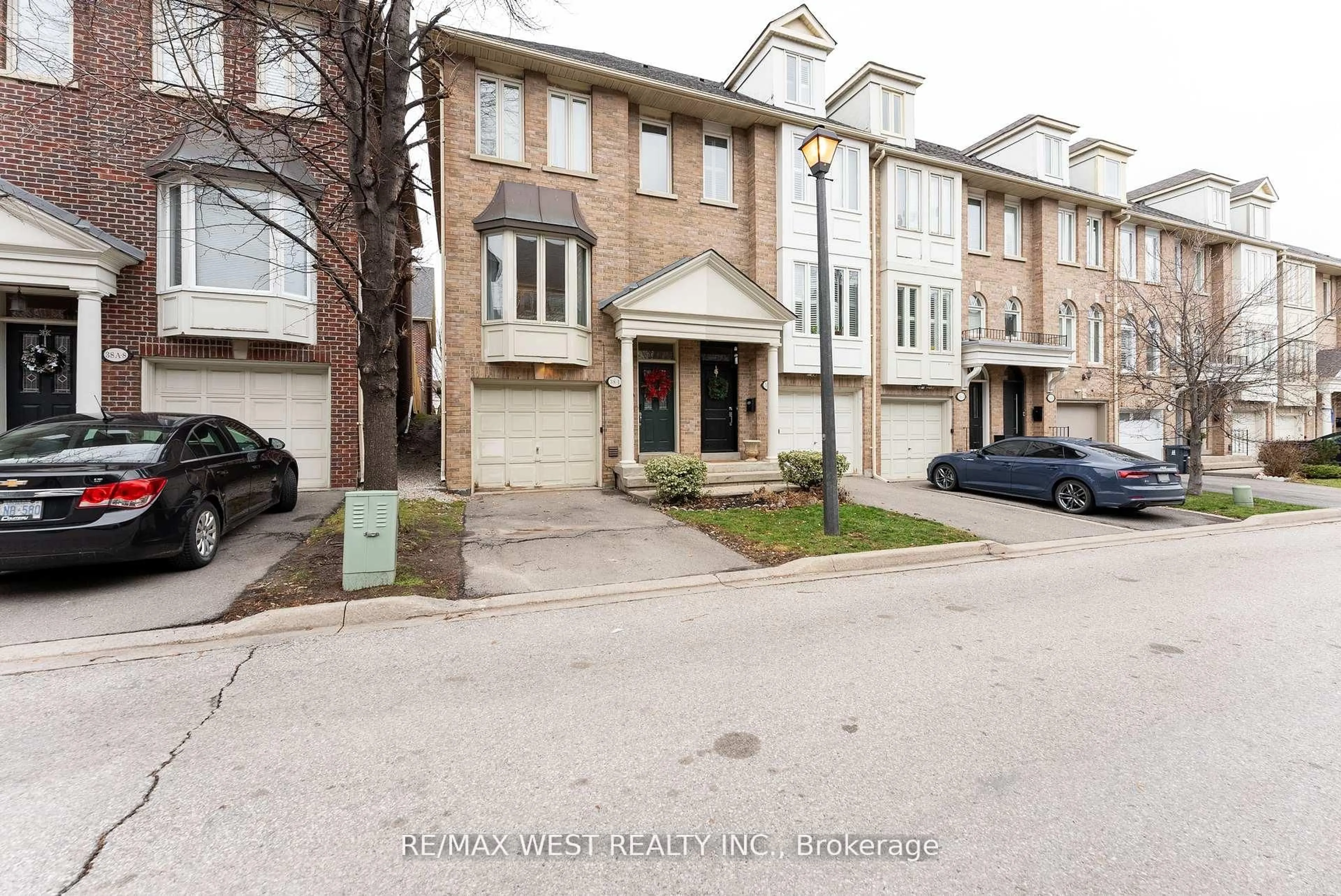 A pic from outside/outdoor area/front of a property/back of a property/a pic from drone, street for 38-1 Mendota Rd, Toronto Ontario M8Y 1E8