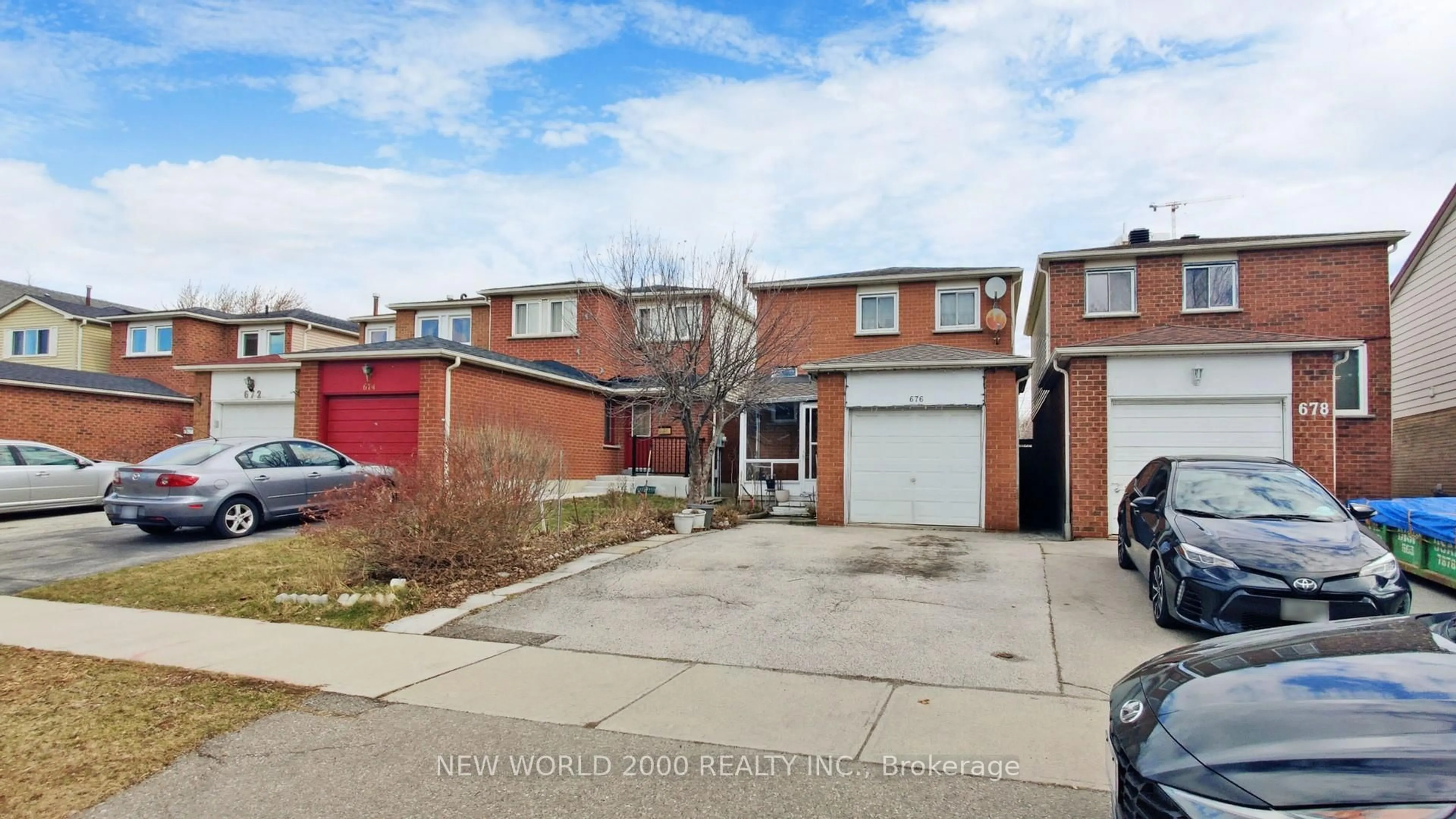 A pic from outside/outdoor area/front of a property/back of a property/a pic from drone, street for 676 Galloway Cres, Mississauga Ontario L5C 3W1
