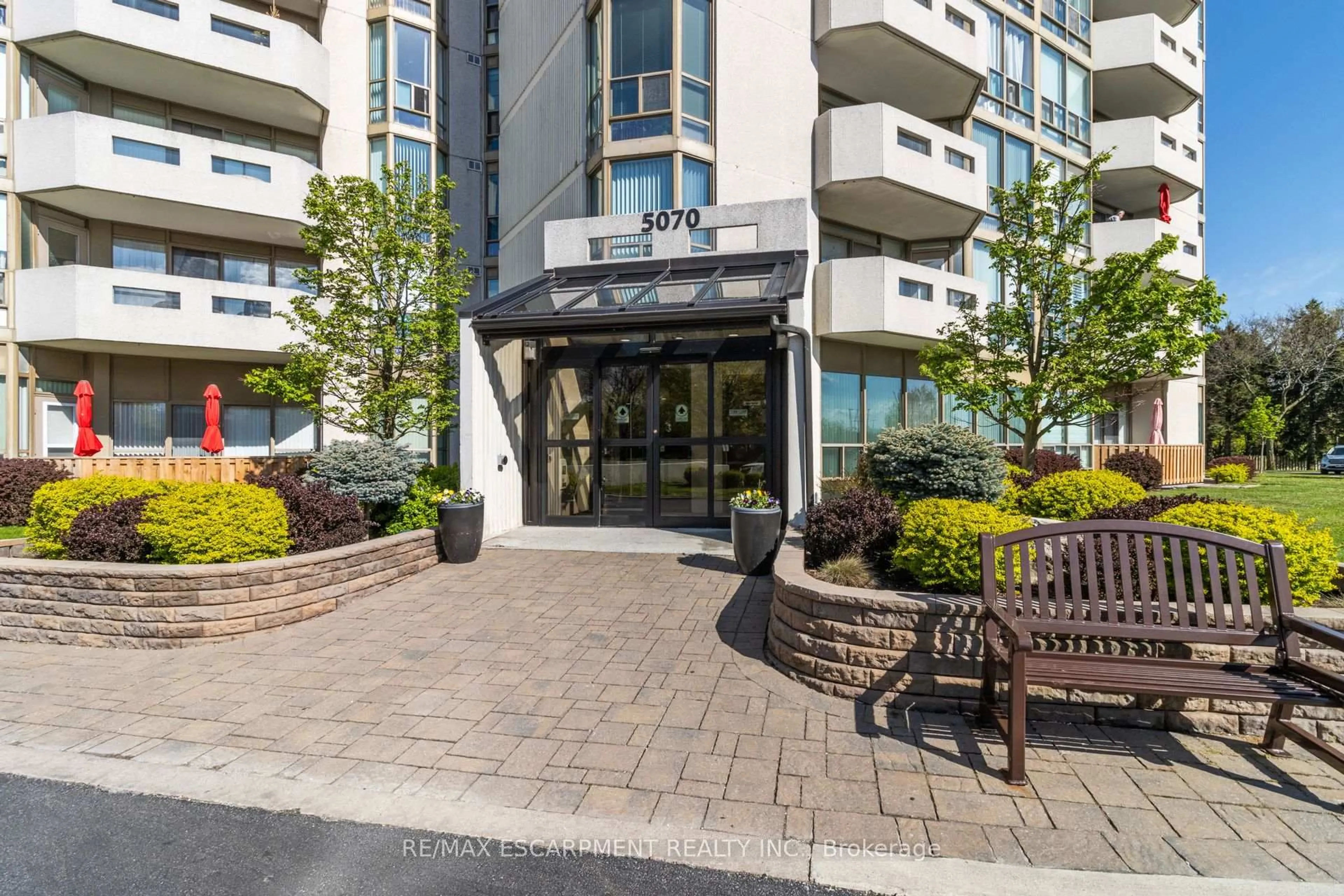 Patio, street for 5070 Pinedale Ave #302, Burlington Ontario L7L 5V6