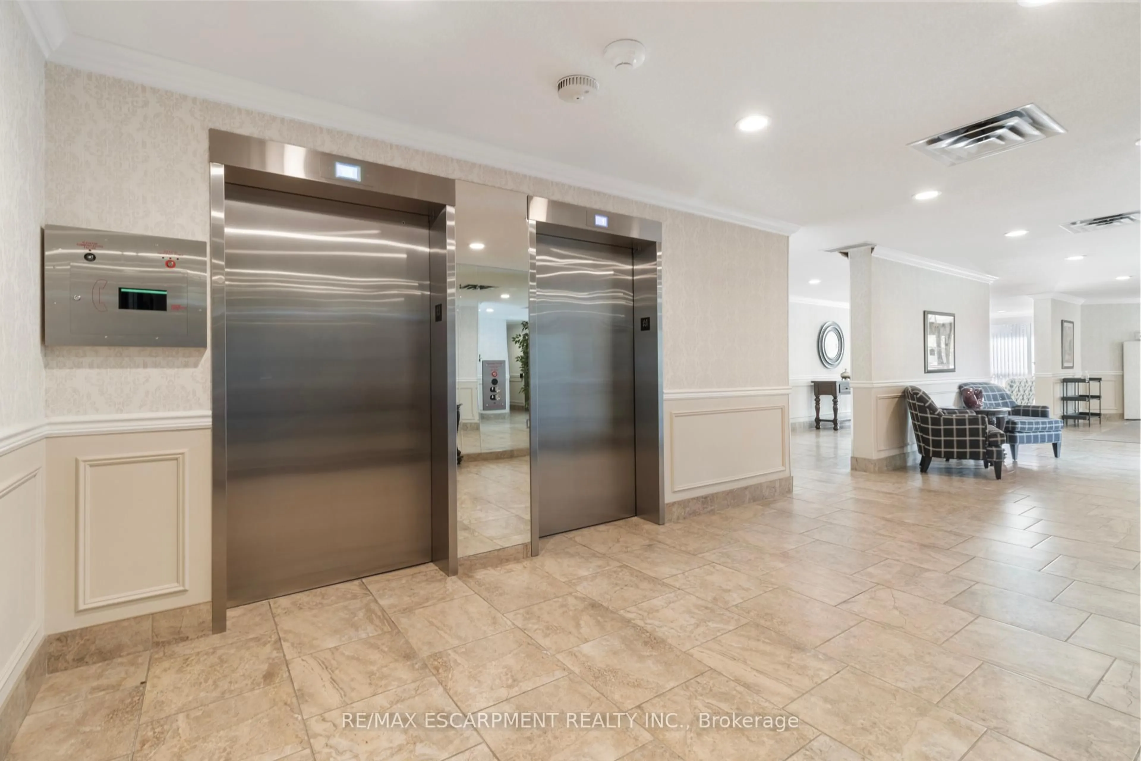 Indoor foyer for 5070 Pinedale Ave #302, Burlington Ontario L7L 5V6