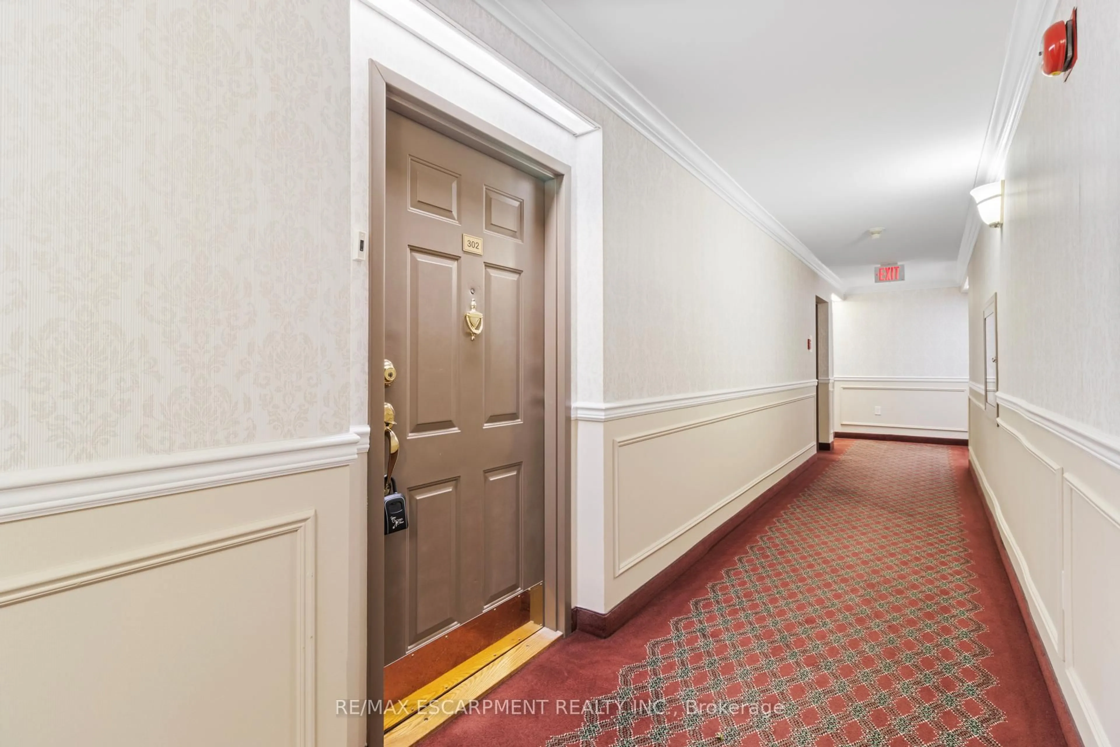 Indoor foyer for 5070 Pinedale Ave #302, Burlington Ontario L7L 5V6