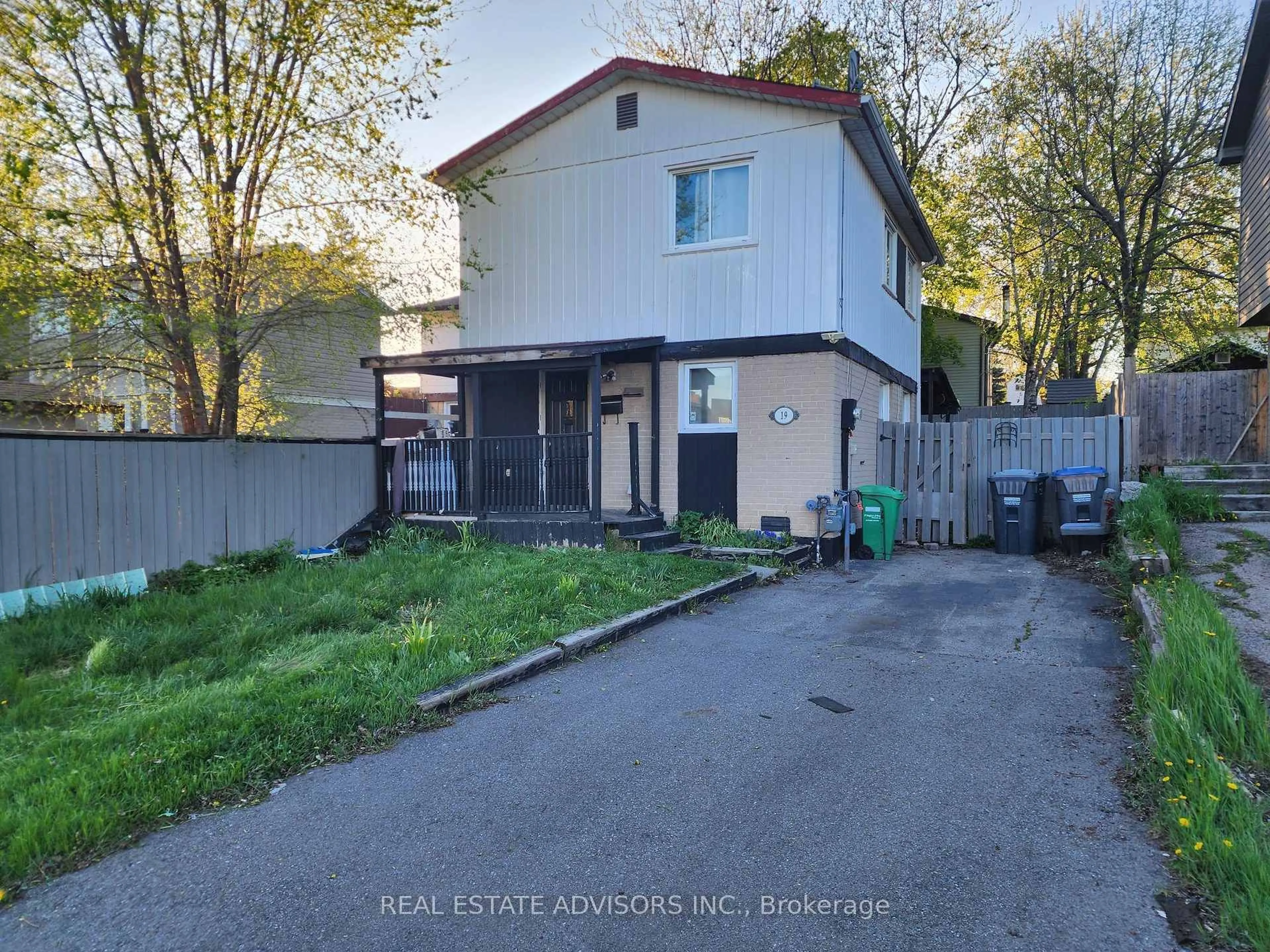 A pic from outside/outdoor area/front of a property/back of a property/a pic from drone, street for 19 Horseshoe Crt, Brampton Ontario L6S 1S1
