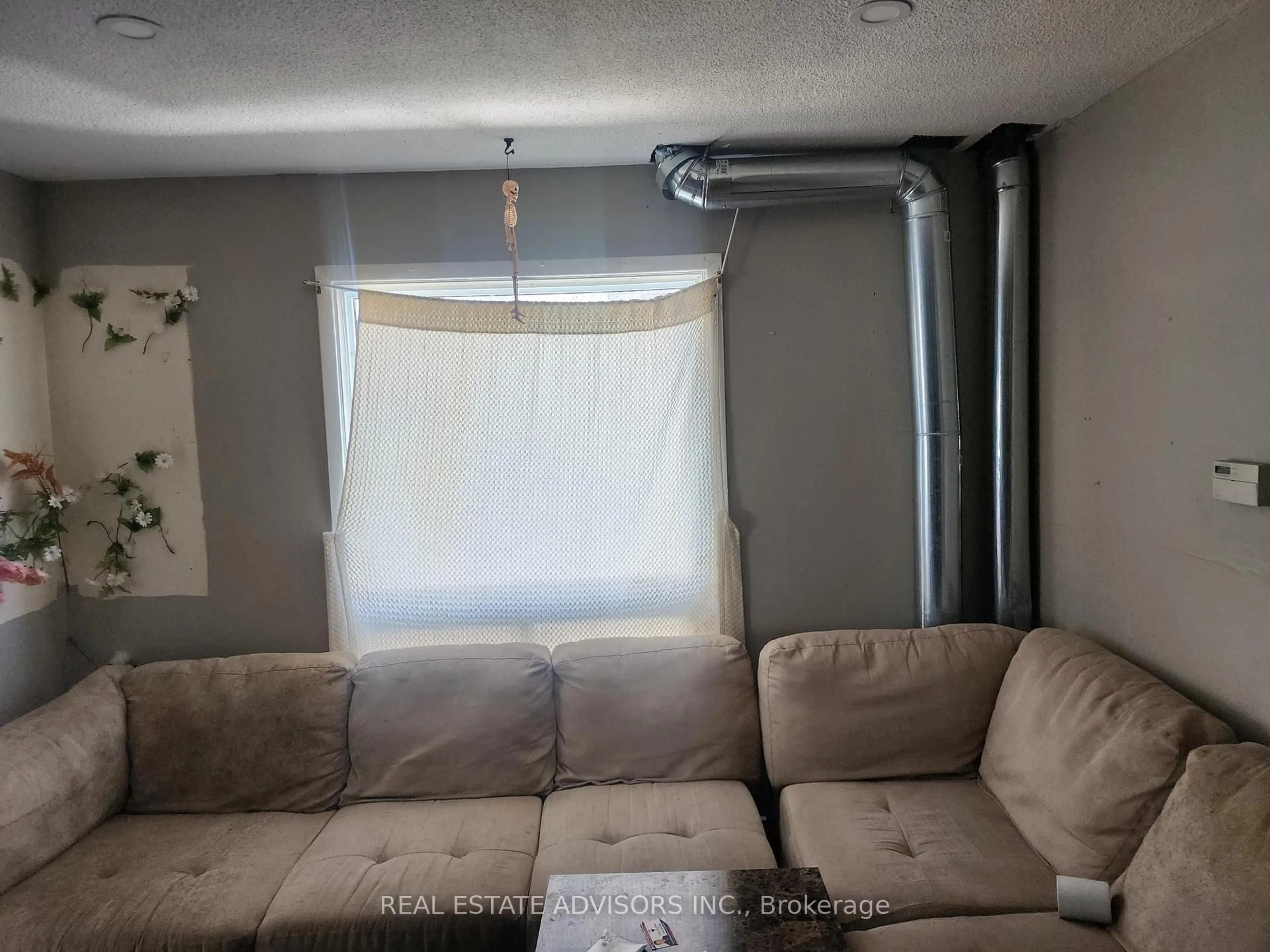 A pic of a room for 19 Horseshoe Crt, Brampton Ontario L6S 1S1